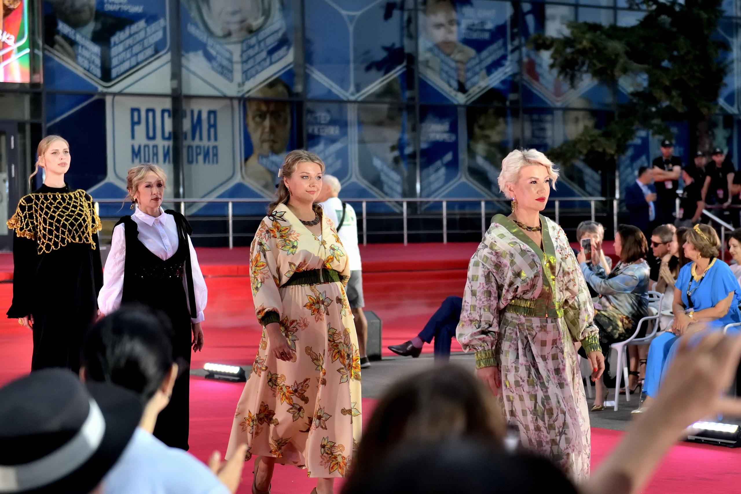 "Показ моды на ВНДХ".