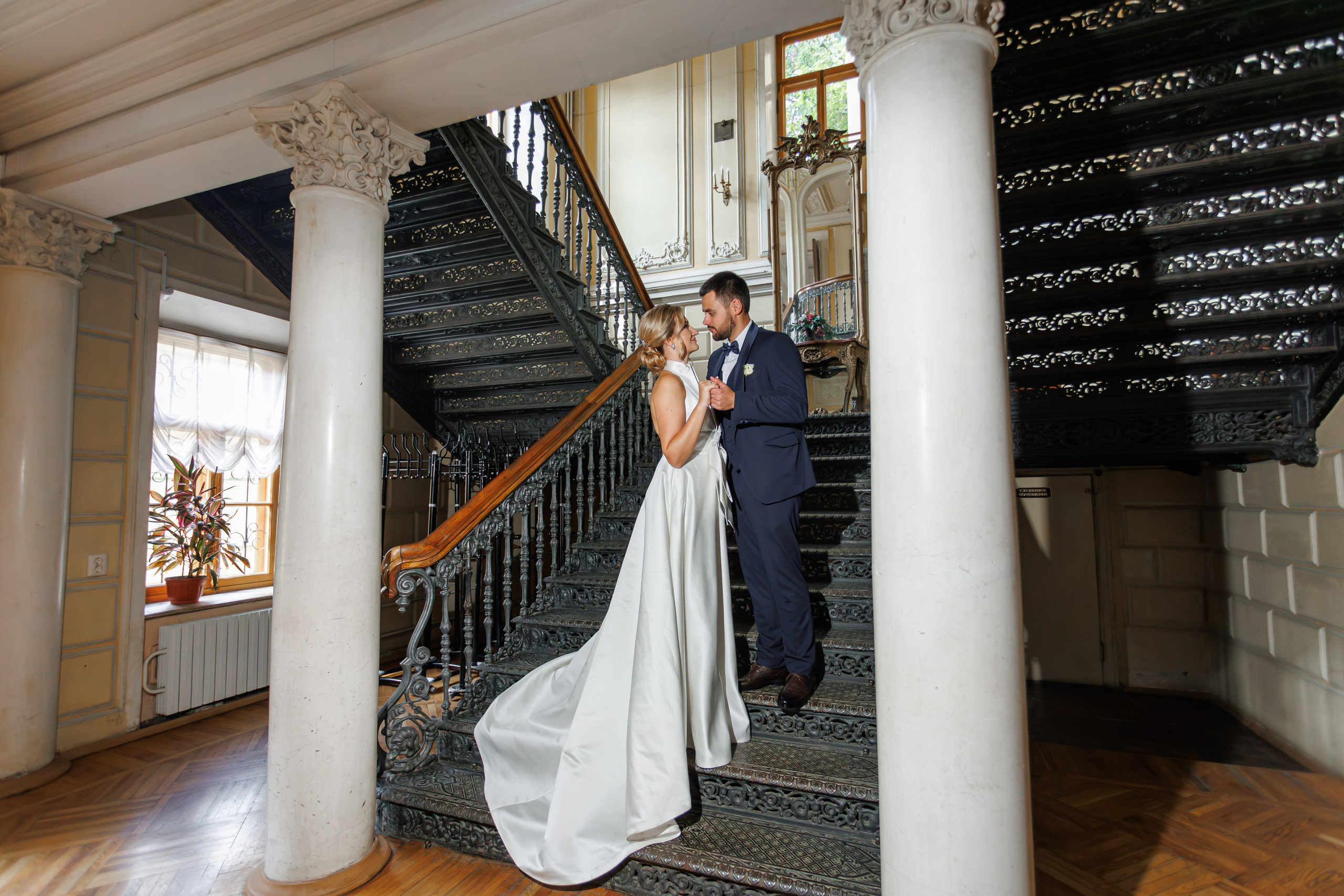 Свадебная фотосессия в библиотеке-читальне им А. С. Пушкина. Свадебный фотограф Москва и МО Сергей Киржаев