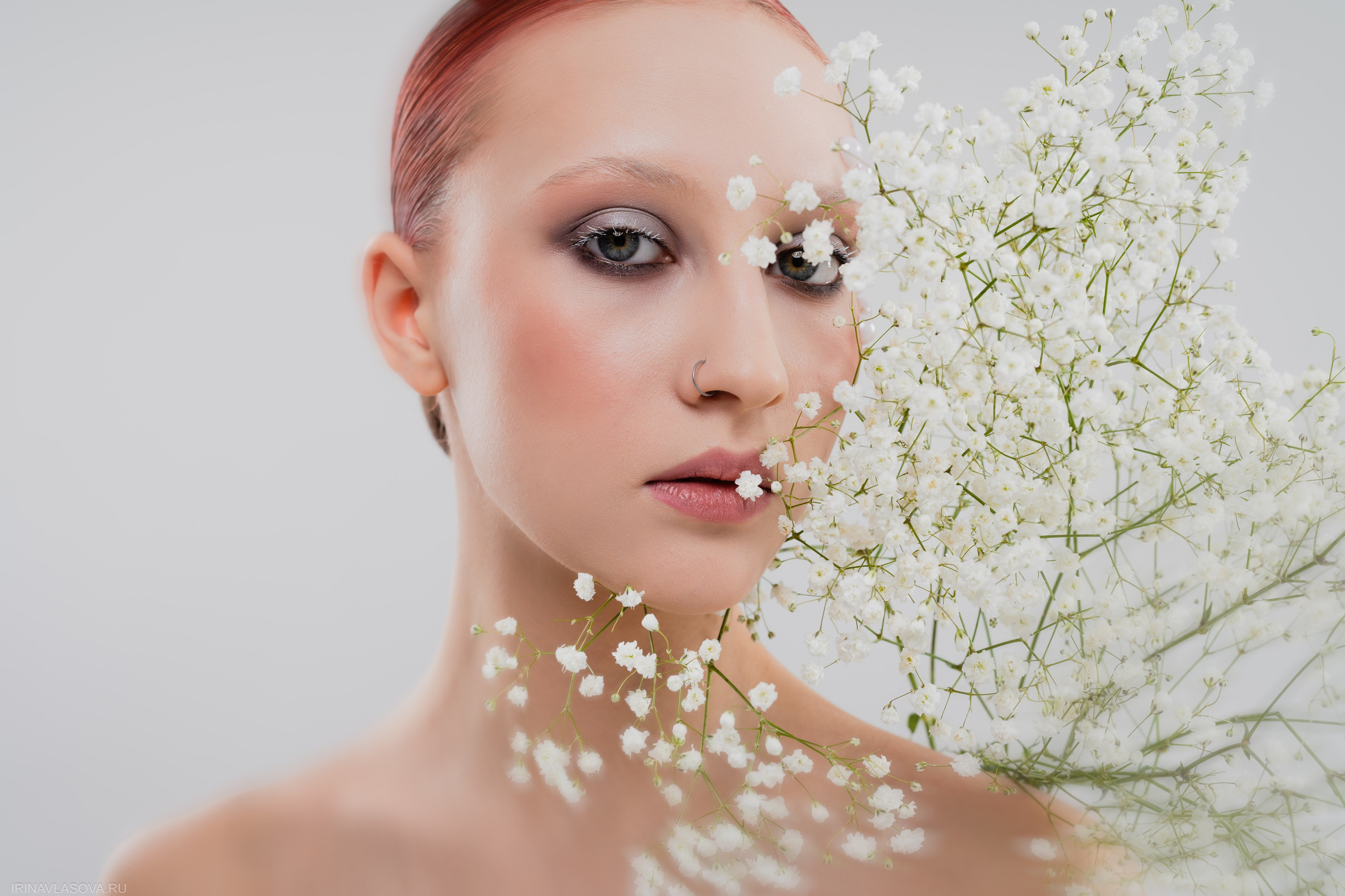 необычная женская фотосессия с цветами
