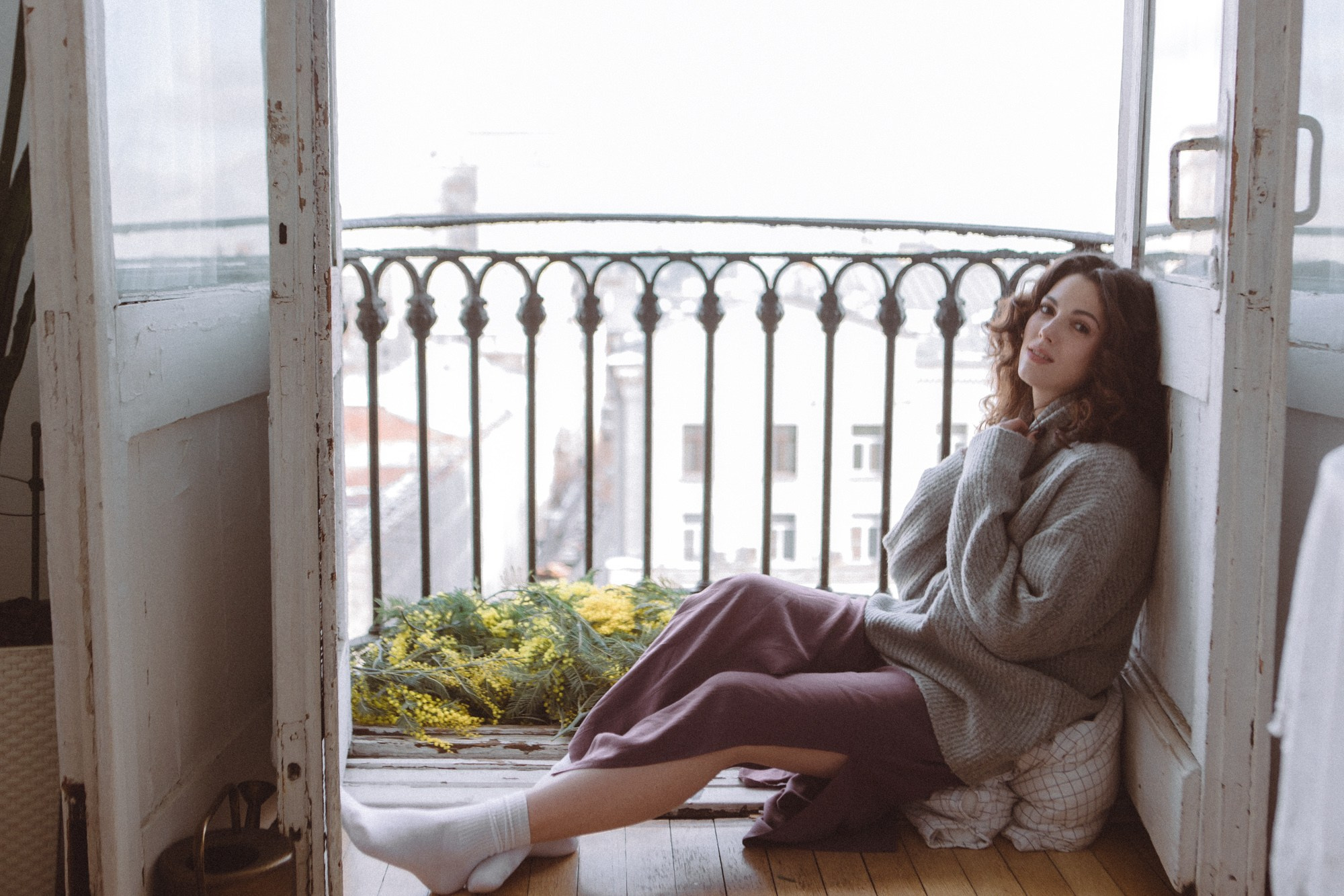 Портретный фотограф в Москве Калагина Светлана. Фотосессия девушки в сталинской высотке с мимозой. Фото девушки на балконе. Идеи для весенней фотосессии