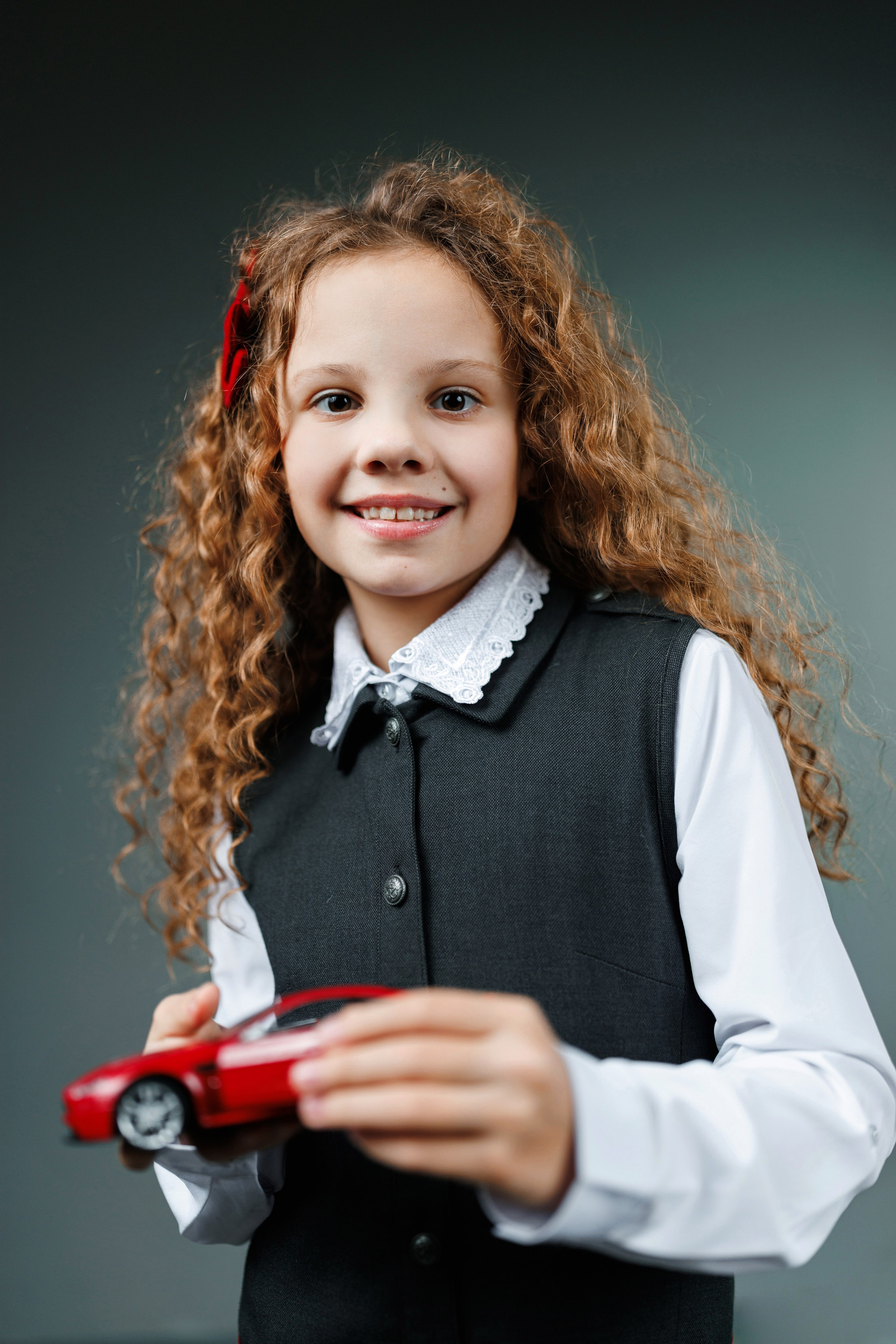 Портрет в серой фотозоне. Правильный Выпускной Альбом