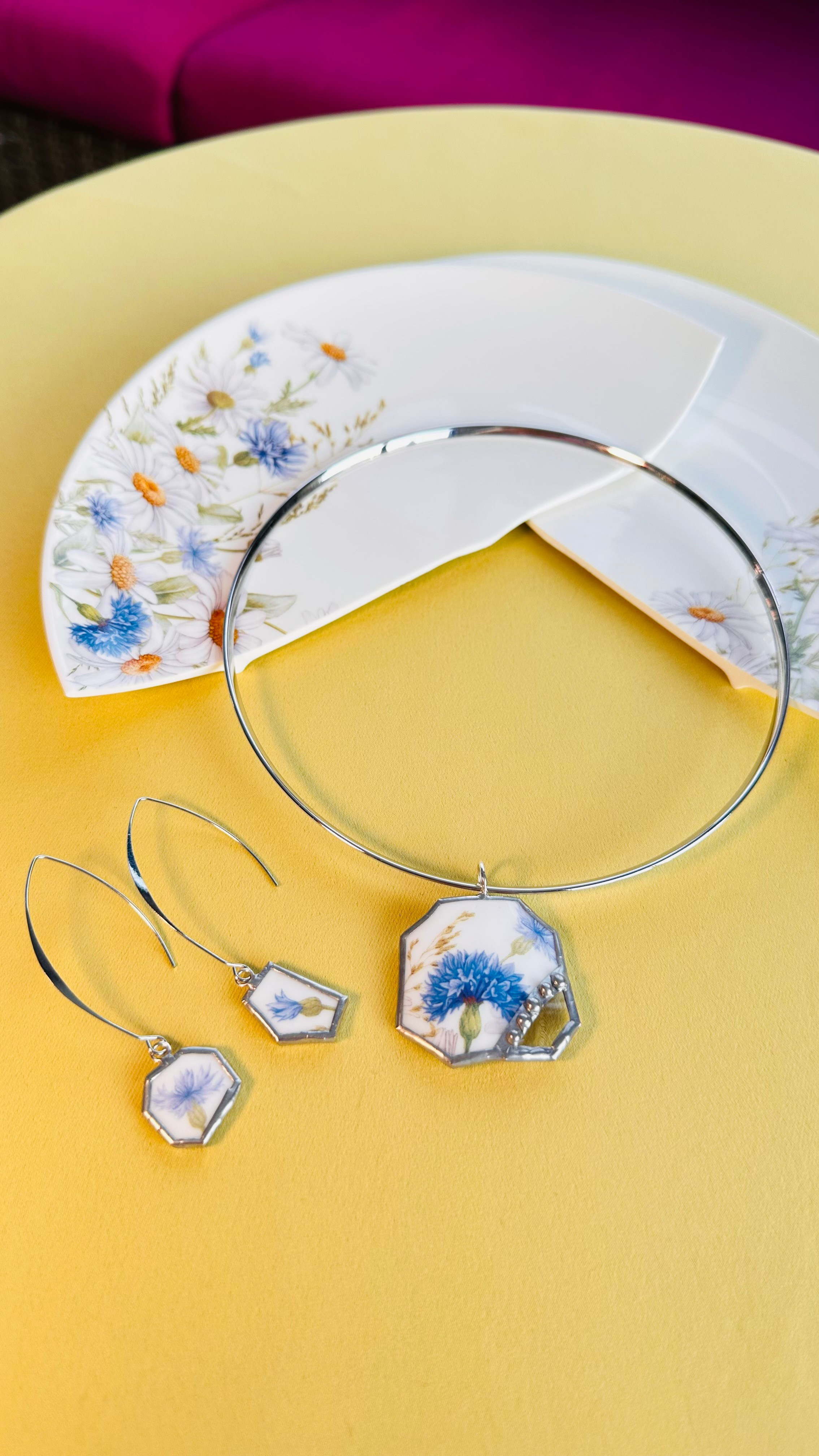 Комплект украшений — чокер с кулоном и серьги, выполненные в технике тиффани, цвет голубой, с изображением полевых цветов. Гербарий в стекле, интерьерные панно, витражи с сухоцветами в технике тиффани