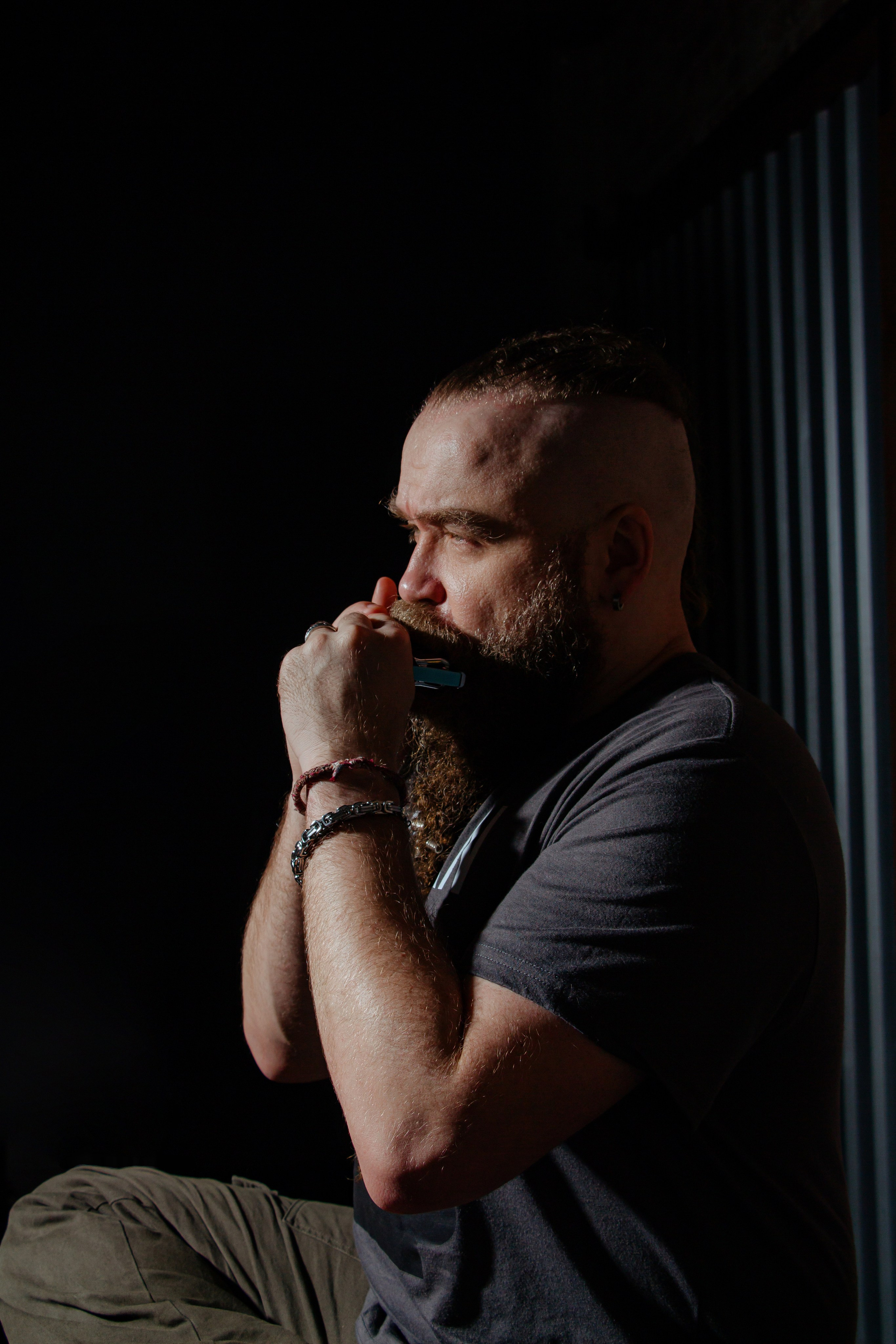 Борис Плотников. Губная гармоника. Мужской портрет, фотосессия для музыканта. Фотограф в Екатеринбурге Пойгина Елена