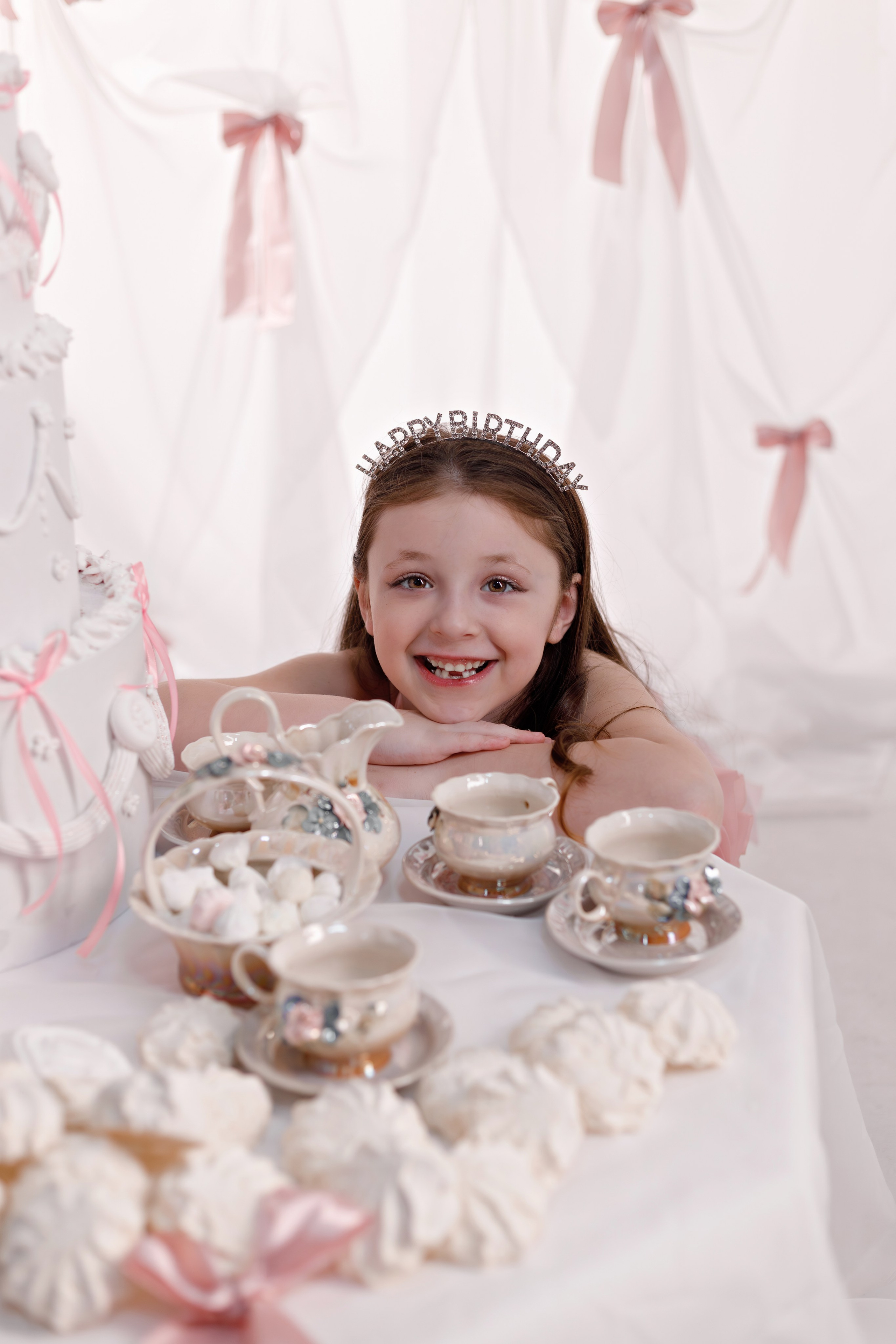 Фотосессия на День Рождения для девочек — сладкий праздник в сказочных декорациях. Детский студийный фотограф Сочи