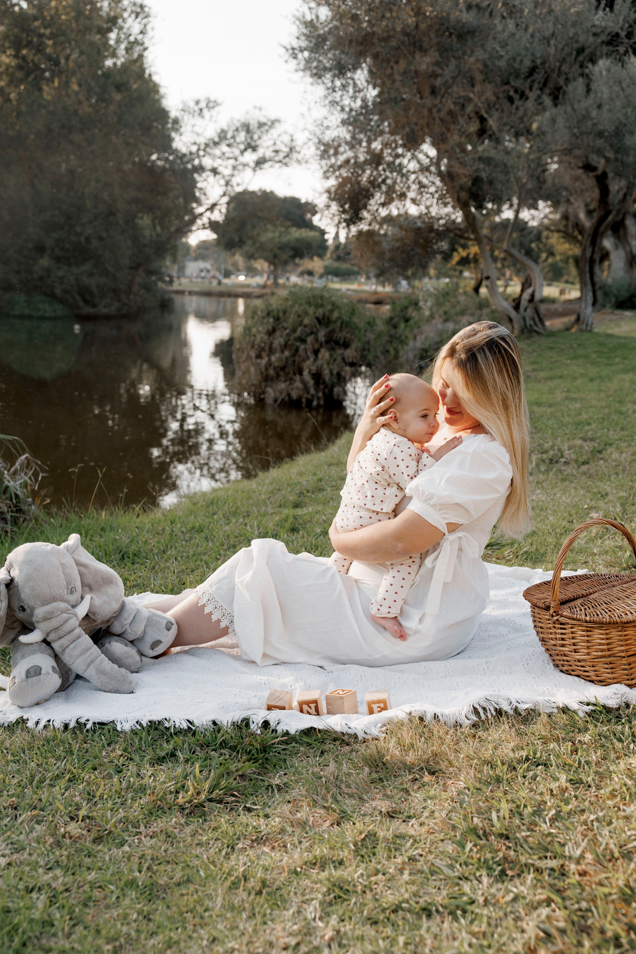First year photoshoot inside the park (sunset). Wedding and family photographer