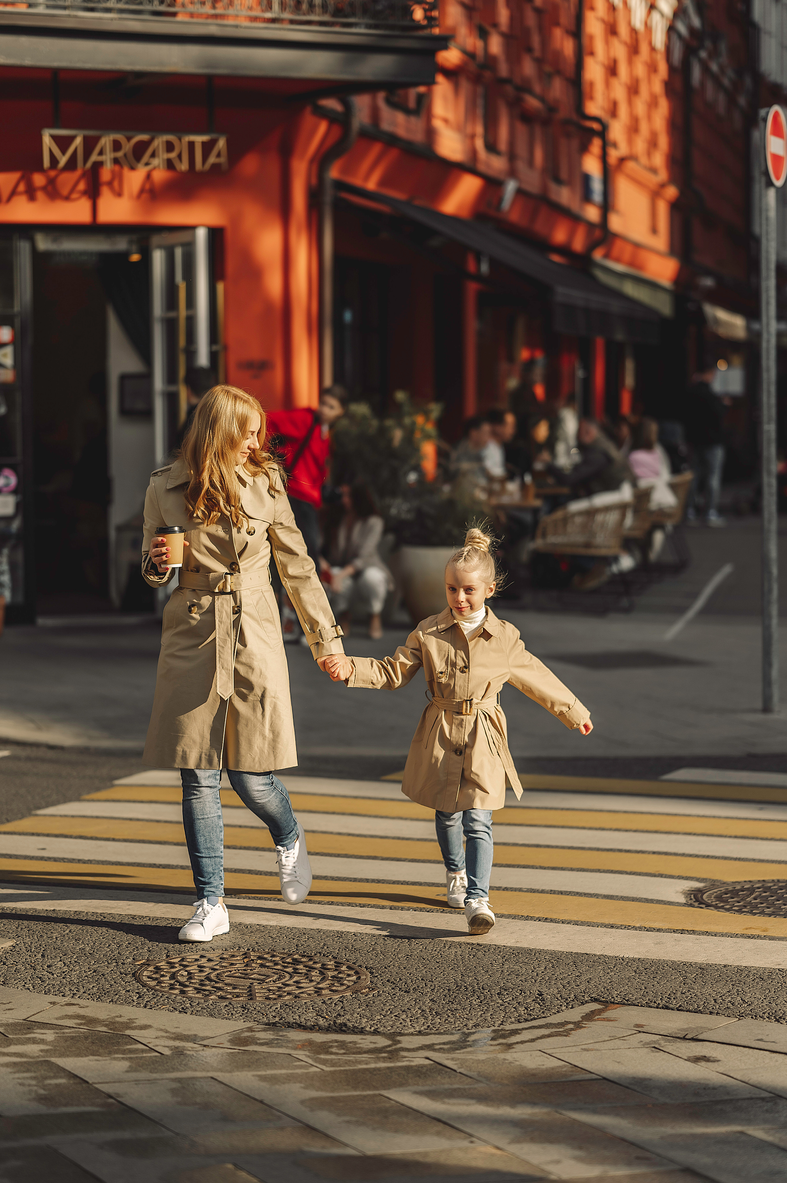 Прогулочная фотосессия в городе в стиле Lifestyle. Контент-фотограф в Москве Хныкина Лена