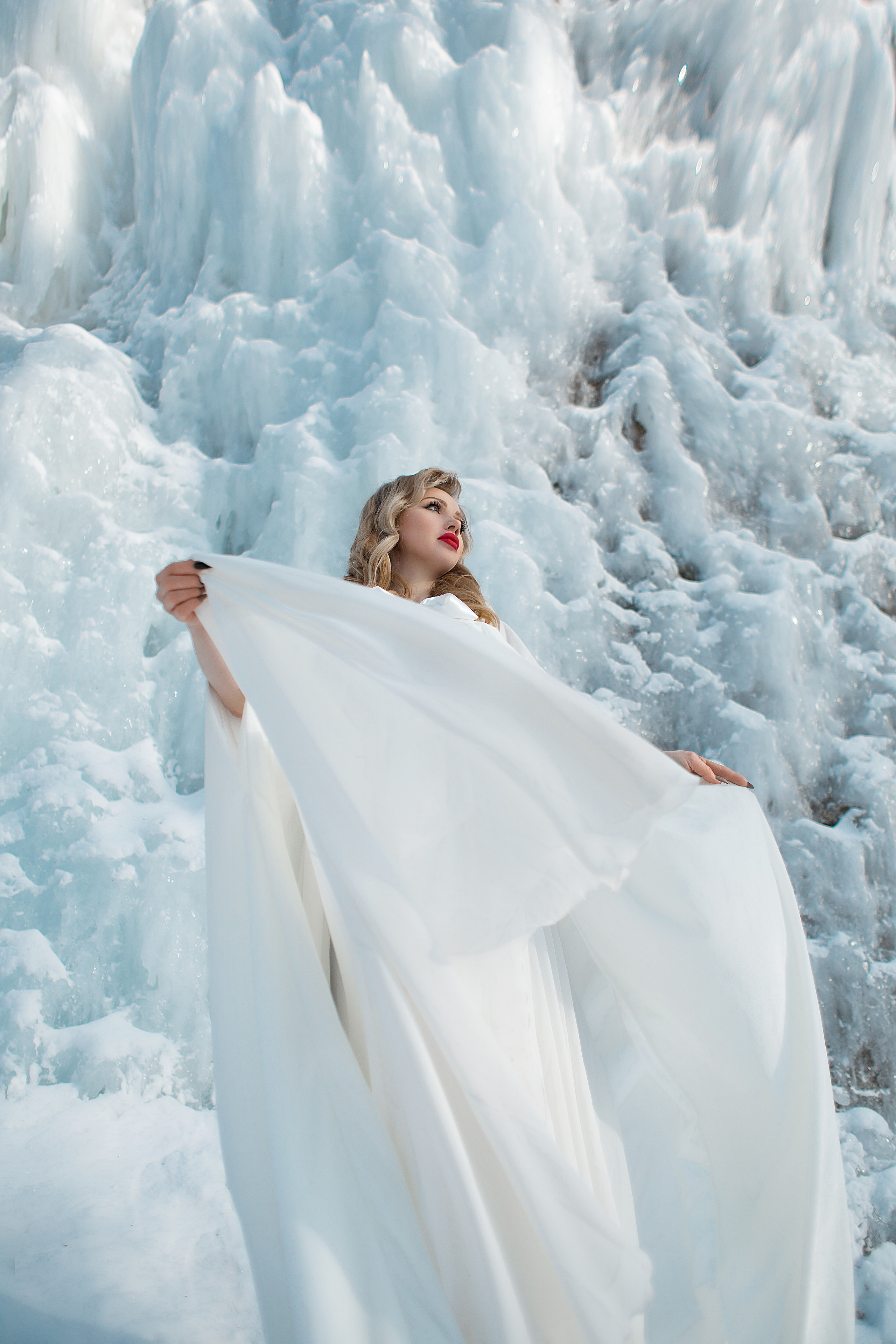 Белая накидка с капюшоном. Фотосессия с лошадьми в Нижнем Новгороде