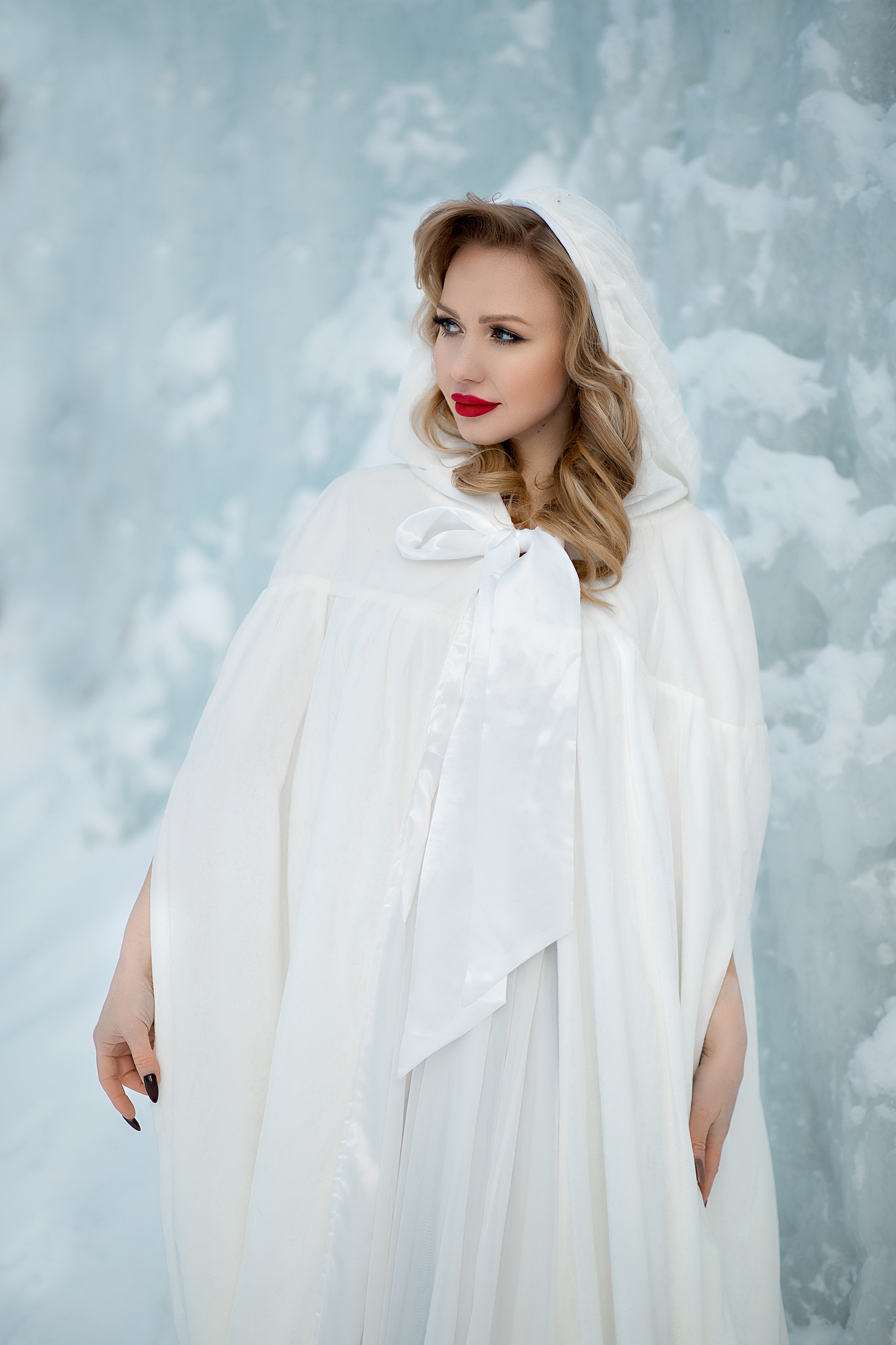 Белая накидка с капюшоном. Фотосессия с лошадьми в Нижнем Новгороде