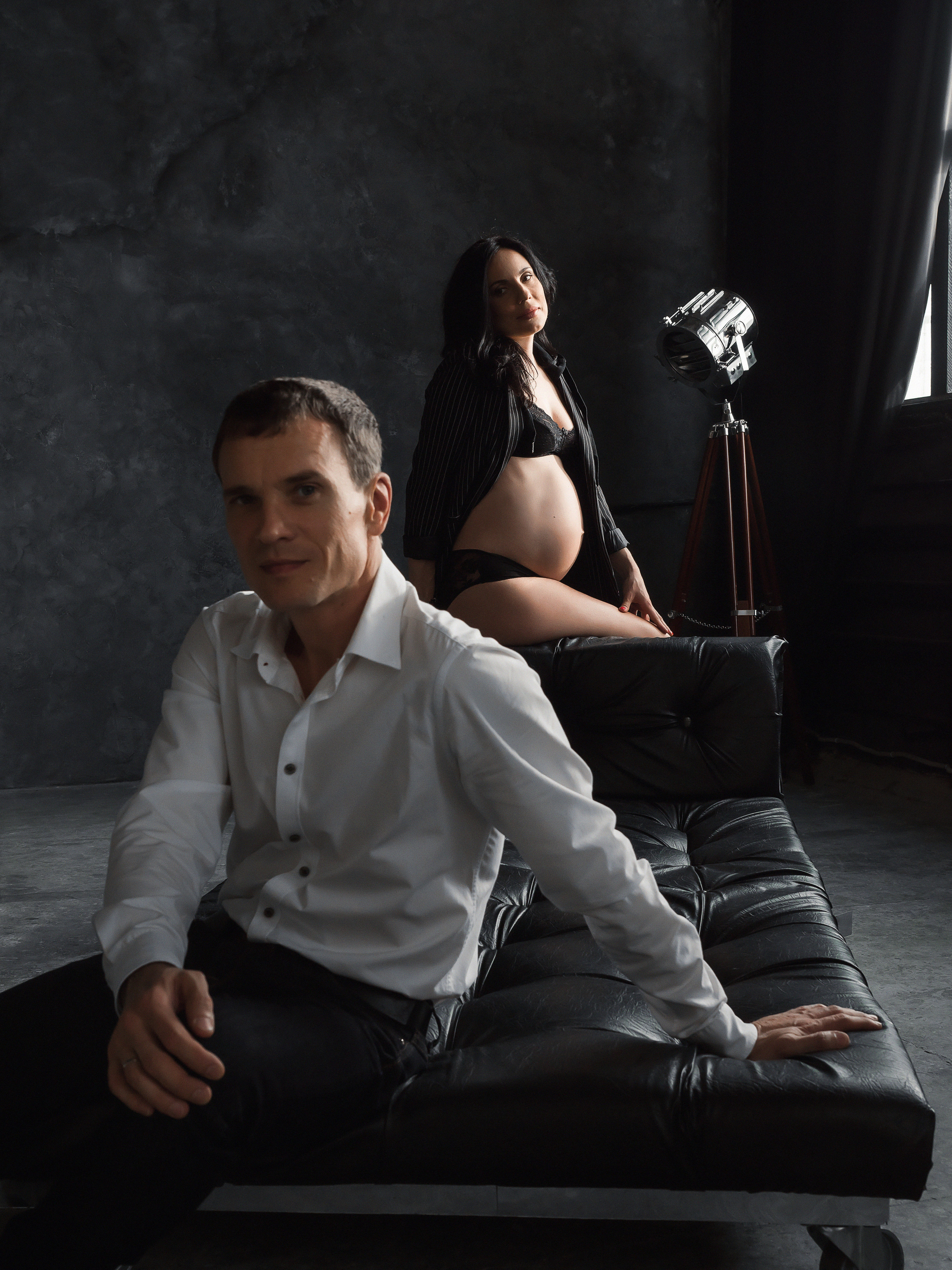 Фотосессия беременности в низком ключе