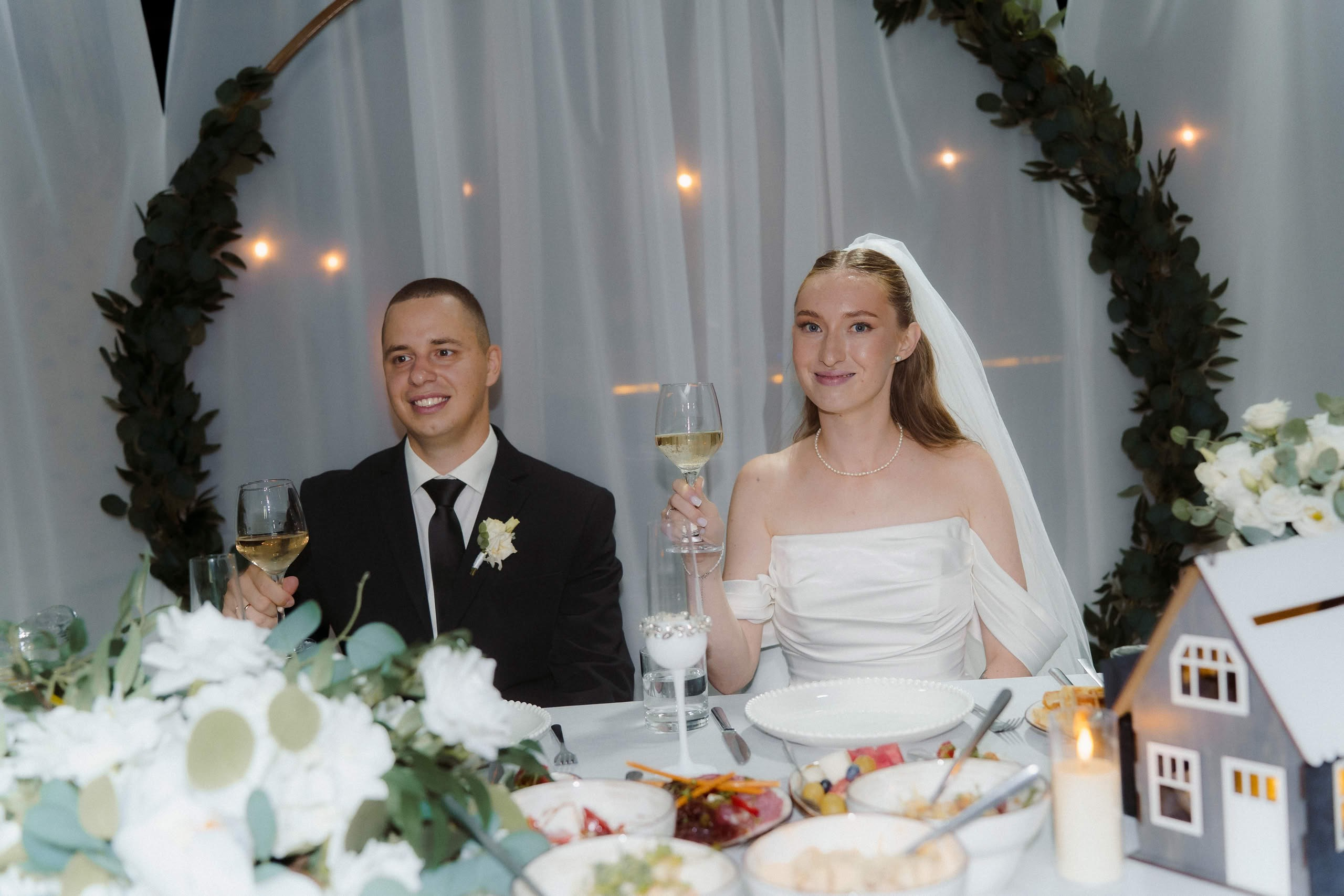 Свадебная пара Анна и Илья за праздничным столом в Event Rest