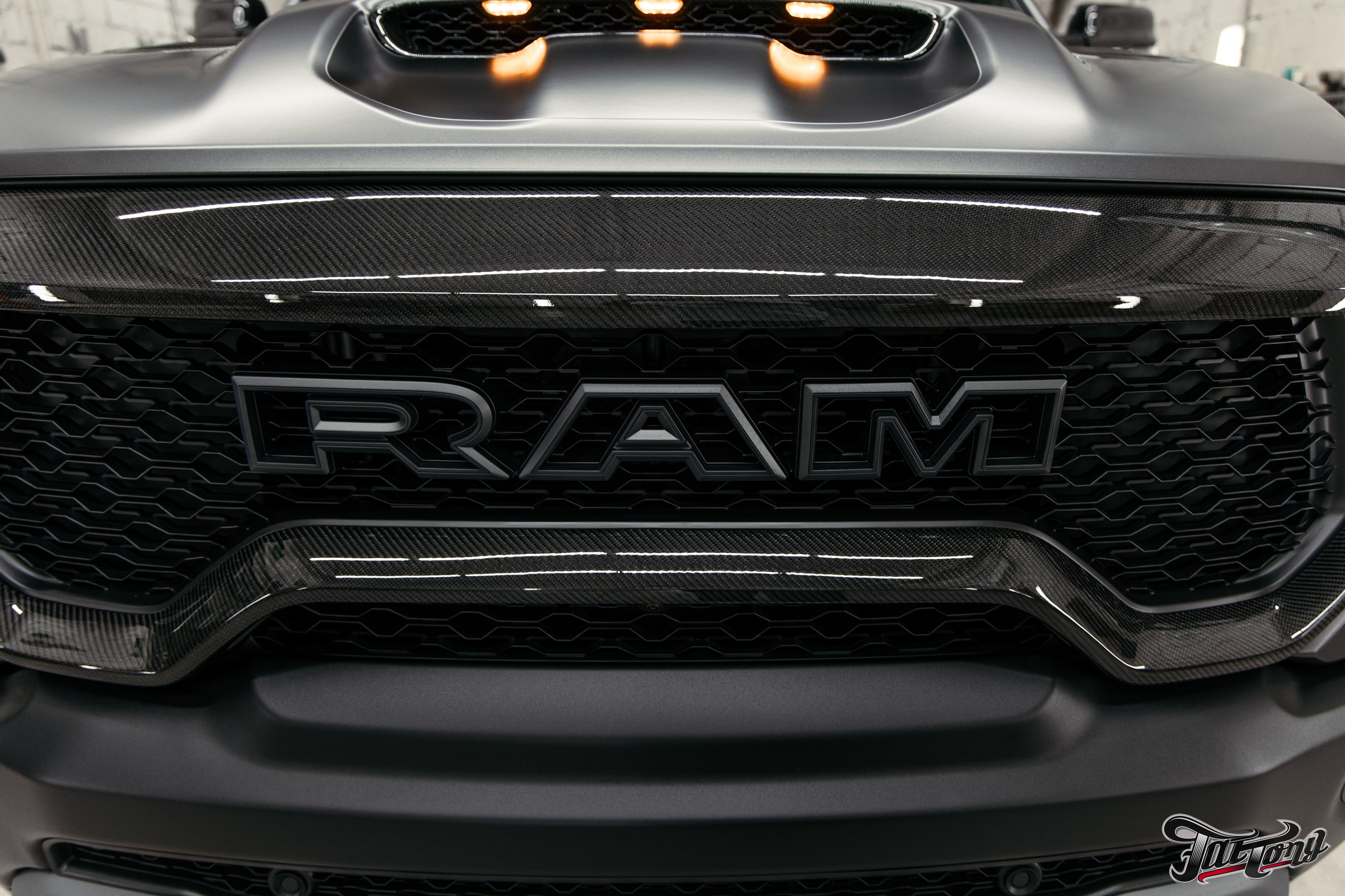 Ram TRX ламинация карбоном внешних элементов кузова, салона и установка распорки. DeLorein