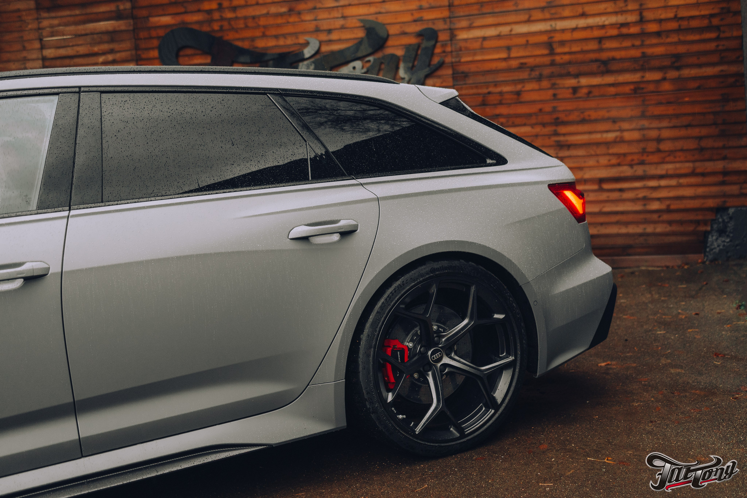 Audi RS6 снятие старой шумоизоляции и нанесение новой. DeLorein