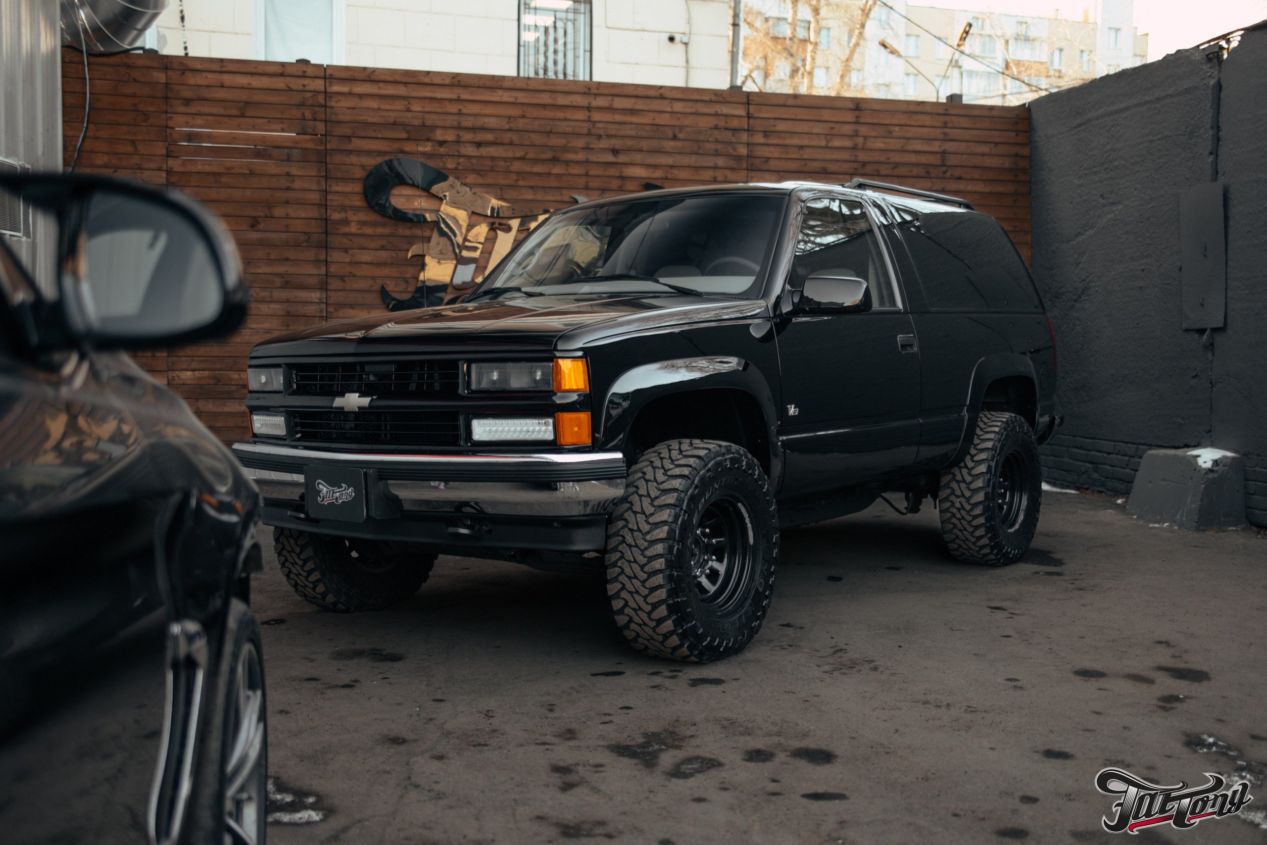 Chevrolet Tahoe I ремонт по кузову и окрас, пошив салона. DeLorein