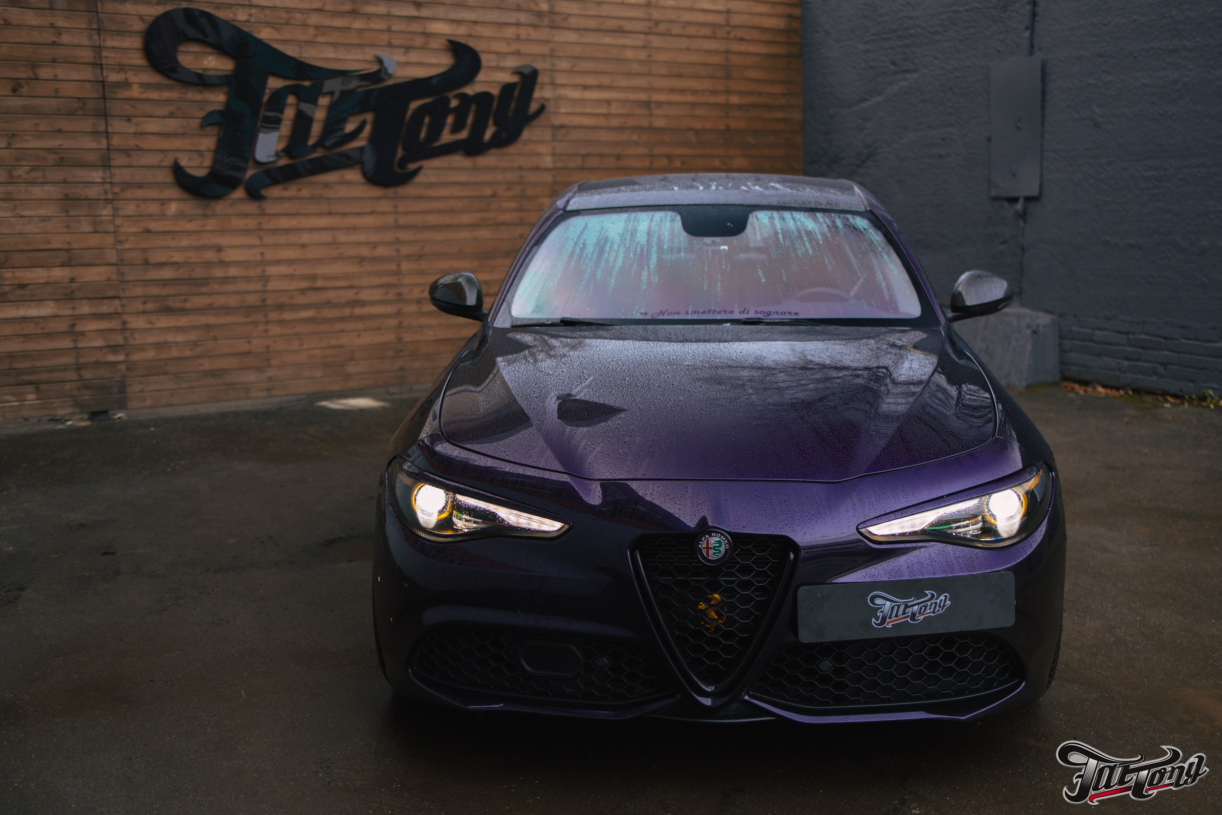 Alfa Romeo Giulia ремни безопасности с принтом и оклейка проемов. DeLorein