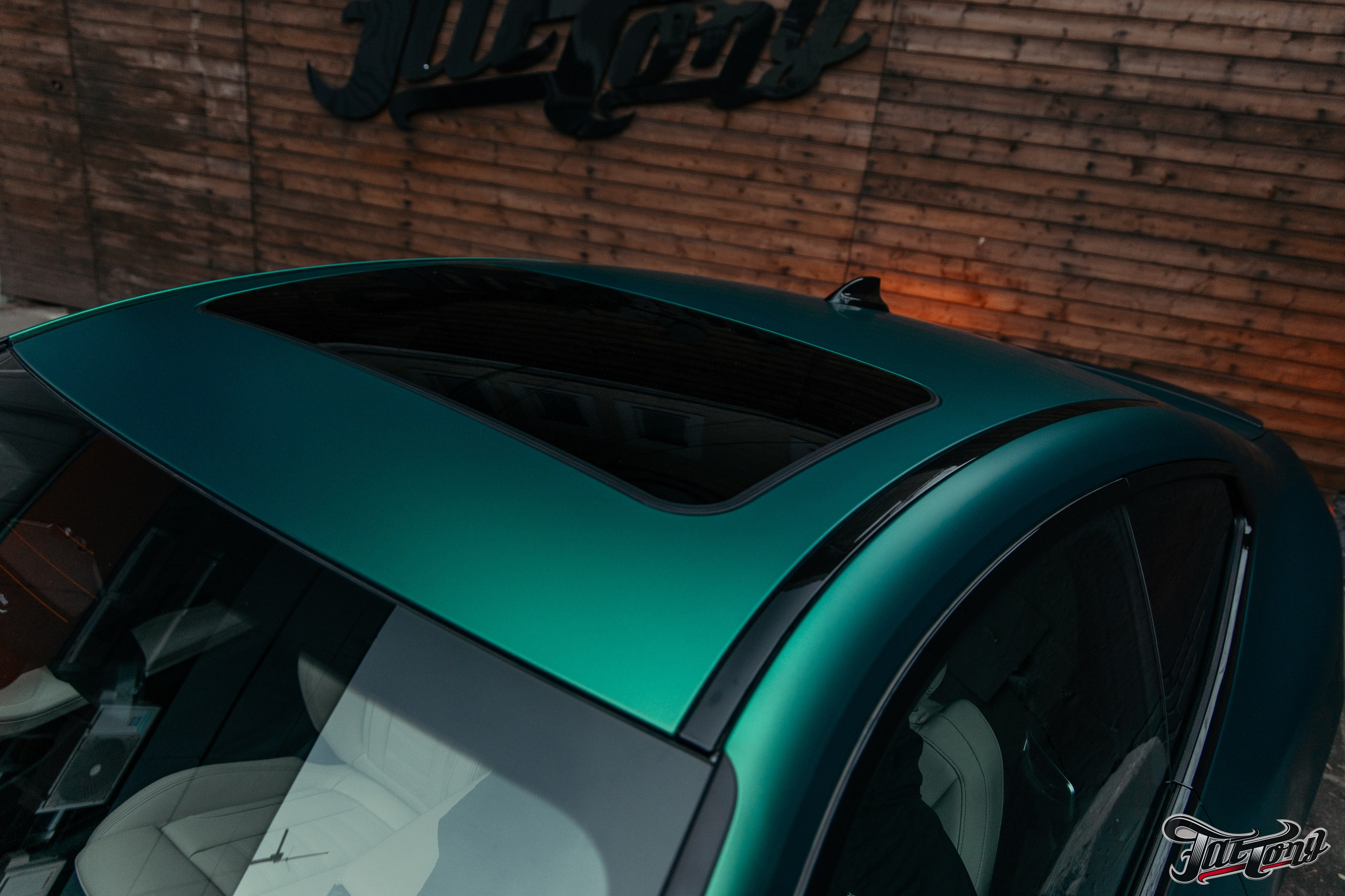 BMW 440i оклейка в цветной полиуретан Wematec matt green chrome с проемами. DeLorein