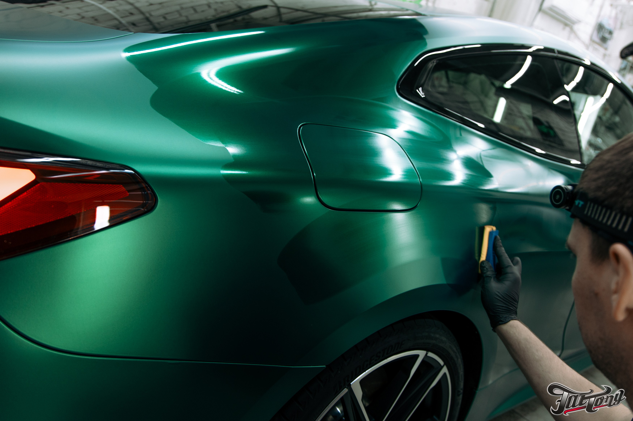 BMW 440i оклейка в цветной полиуретан Wematec matt green chrome с проемами. DeLorein