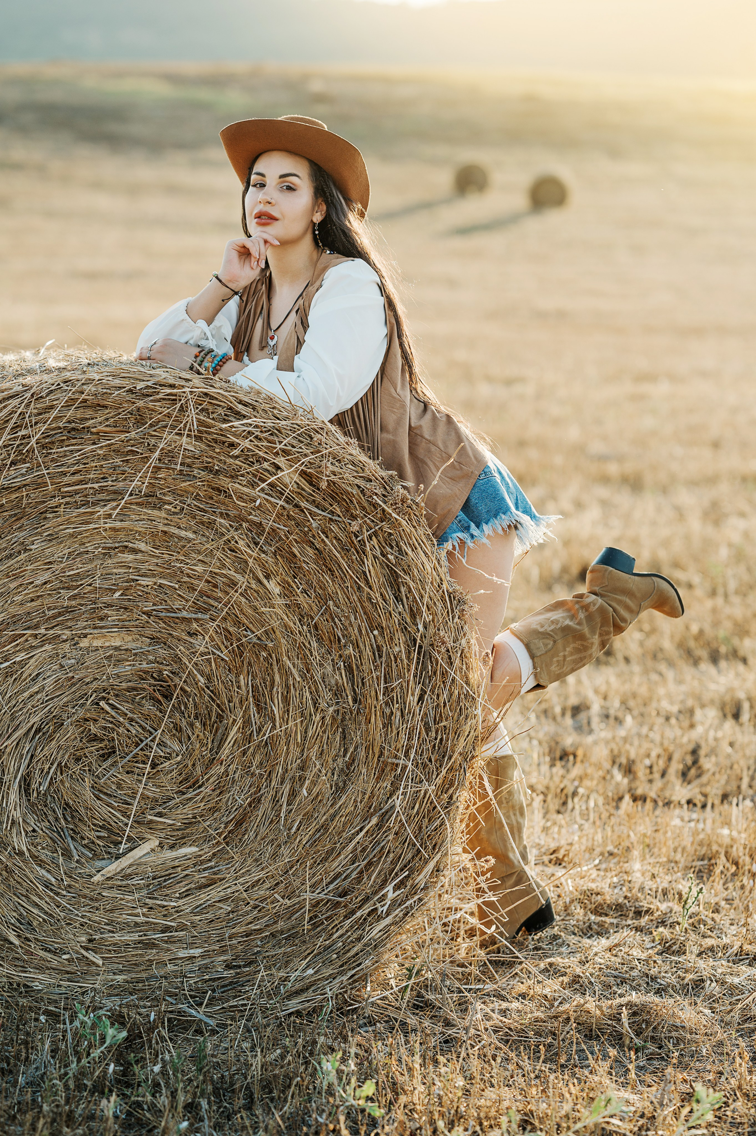 Фотосессия в стиле кантри на закате в стогах сена. Идеи для фотосессии в Крыму. Фотограф в Симферополе и по Крыму Ольга Топоривская. Лучшие места для фотосессий в Крыму.