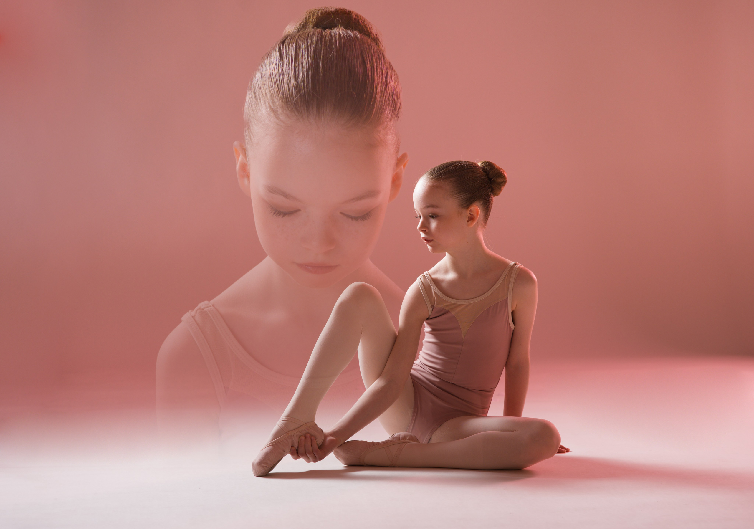 Художественная фотография балерины с эффектом двойной экспозиции: совмещение портрета и фигуры в полный рост на розовом фоне