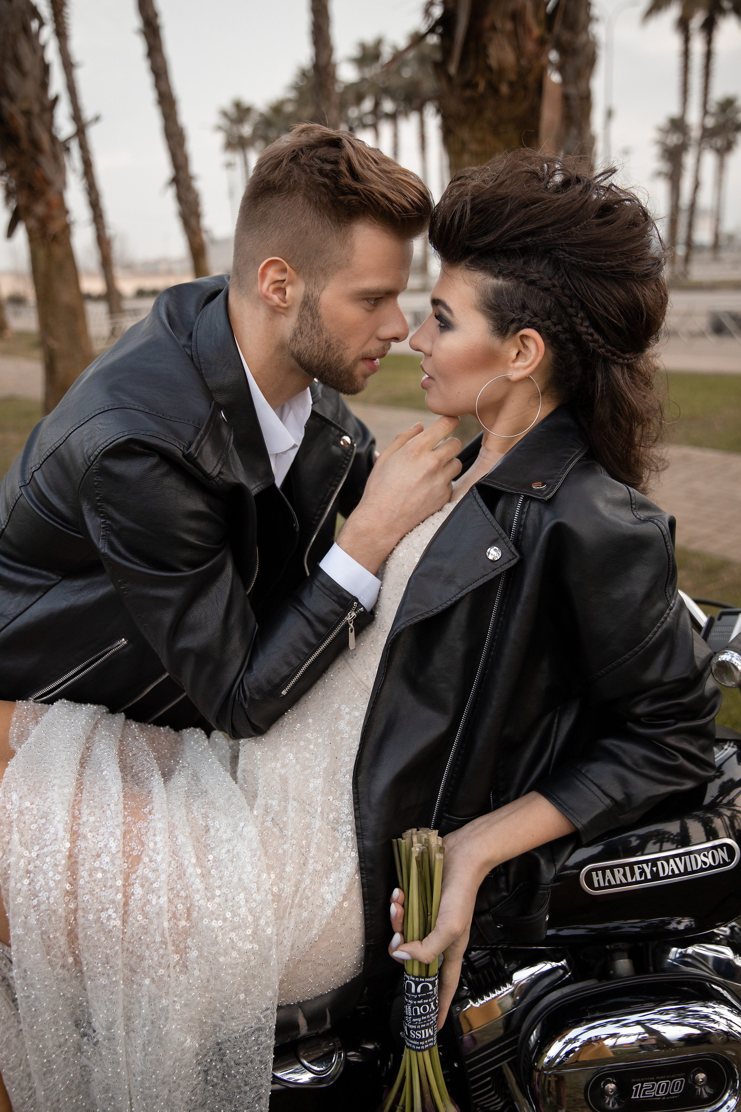 жених страстно смотрит на невесту 