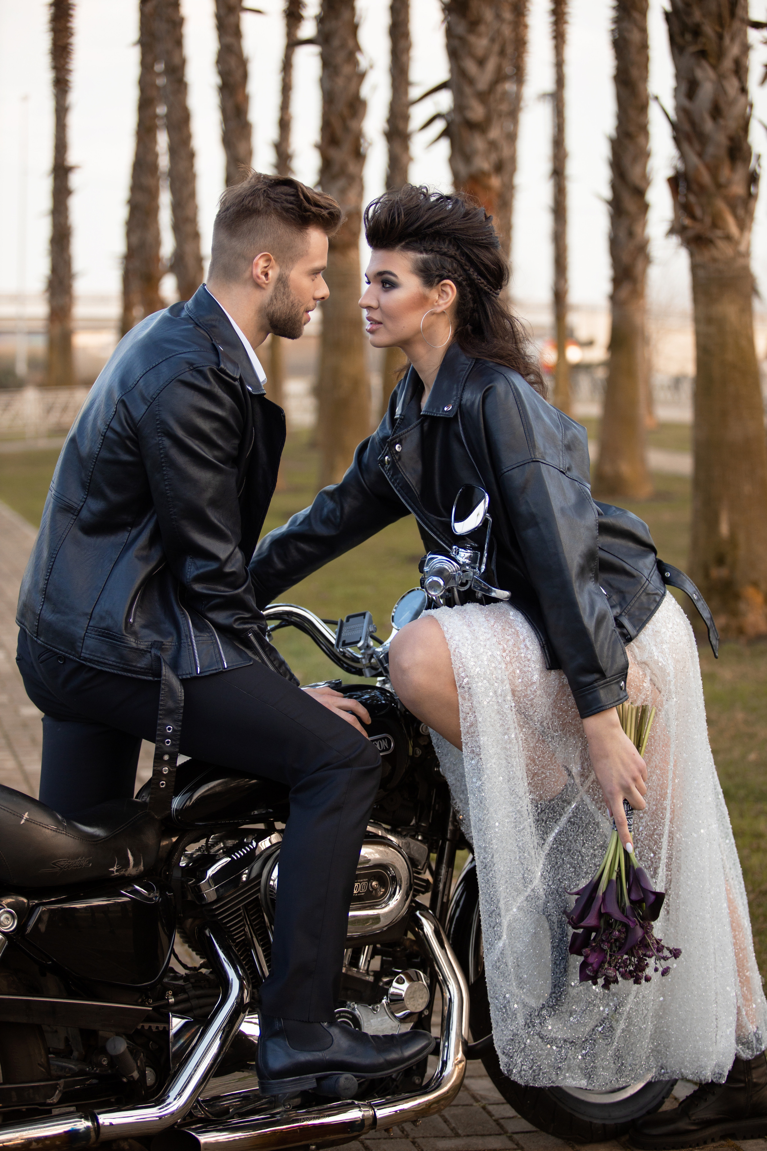 Невеста с красивым черным букетом Жених пожирает глазами невесту 