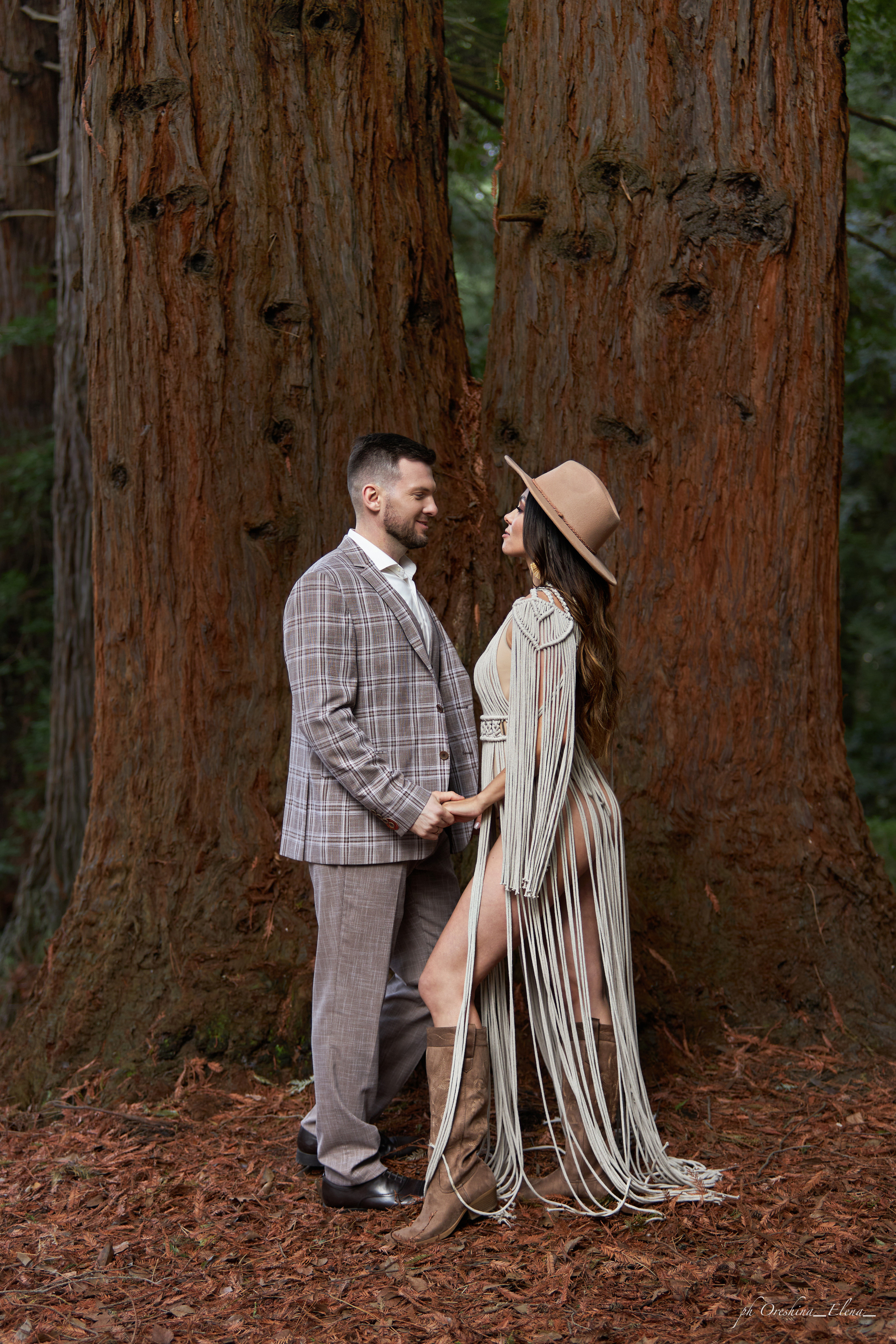 съемка жениха и невесты с многовековыми деревьями 