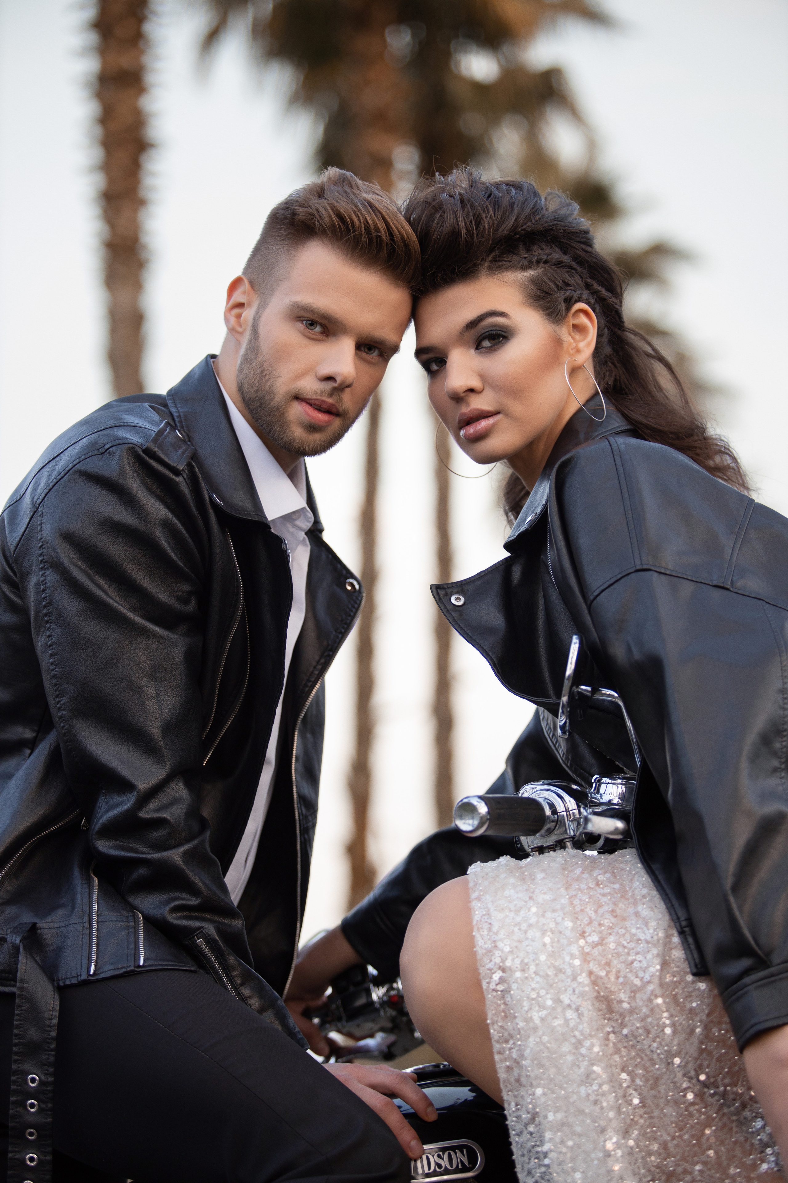 Свадебная фотосессия в пальмах Жених и невеста держат друг друга за руку