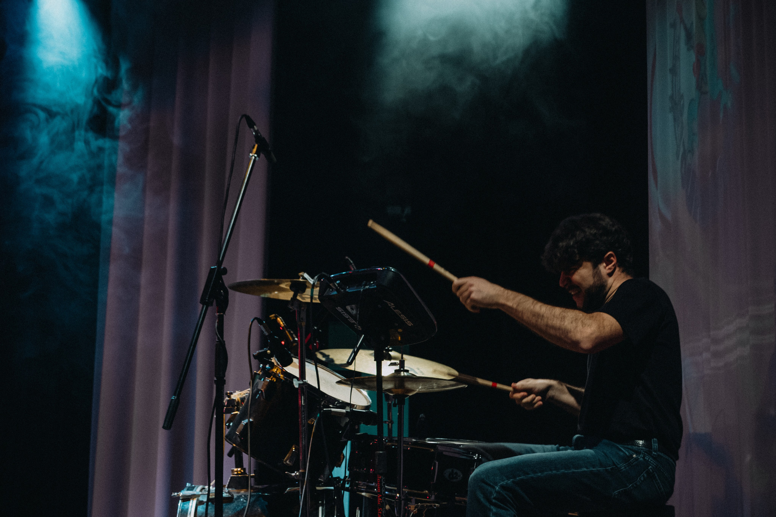 Сцена Народного дома. Фотограф Настя | Экспедиции и лайфстайл