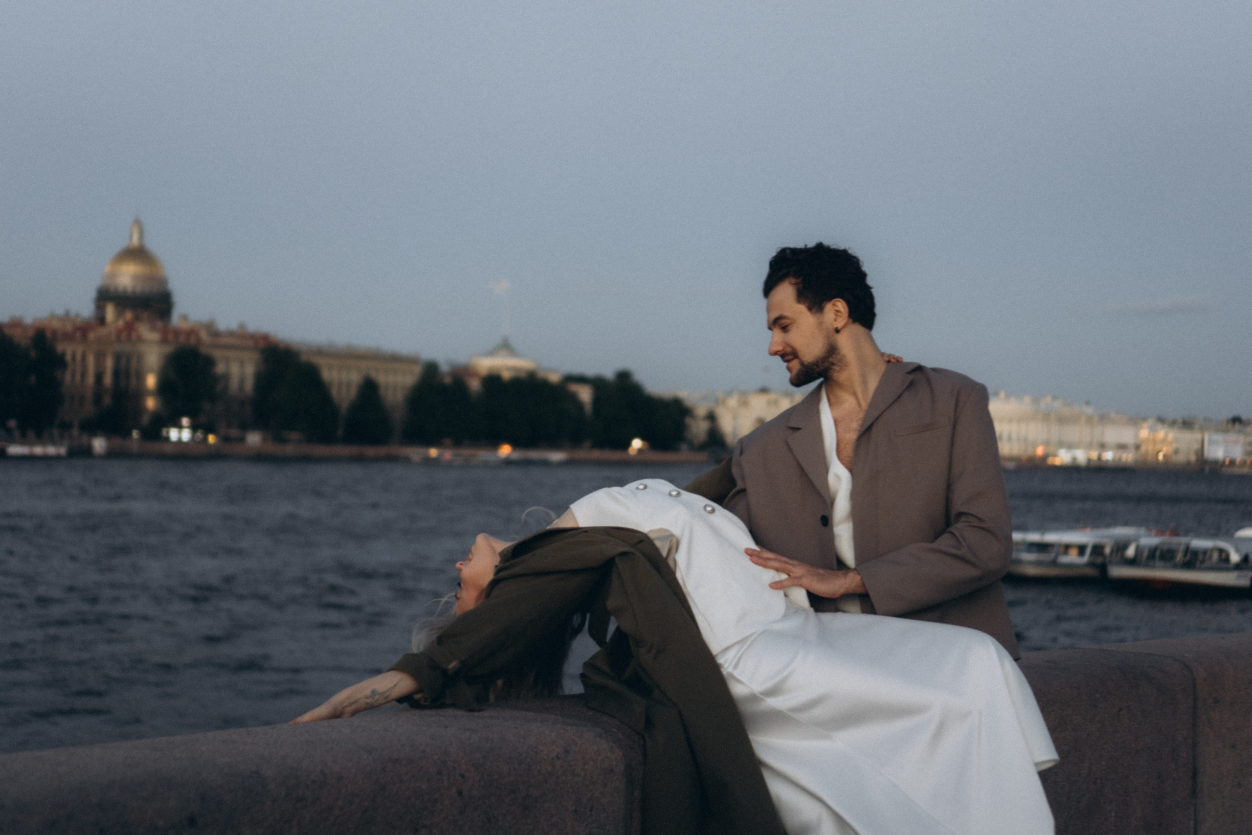 СВАДЕБНАЯ СЬЕМКА ПАРЫ НА РАССВЕТЕ В БЕЛЫЕ НОЧИ И ПРОГУЛКА С РАЗВОДНЫМИ МОСТАМИ И ПИКНИК ВОЗЛЕ ИСАКИЕВСКОГО СОБОРА. Профессиональный фотограф, Санкт-Петербург — Виктория Богомолова