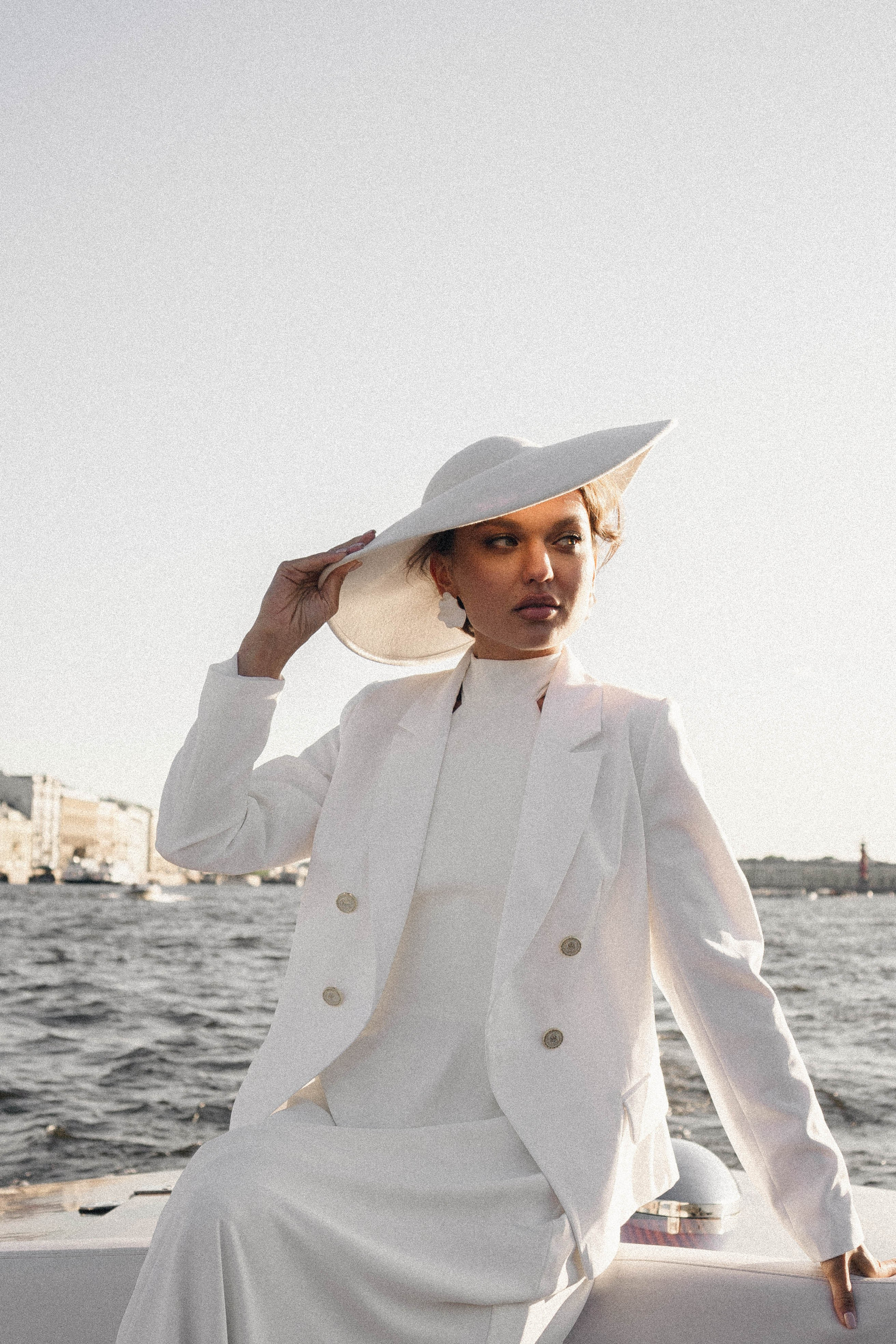 СВАДЕНБНАЯ СЬЕМКА НА КАТЕРЕ ПО КАНАЛАМ САНКТ-ПЕТЕРБУРГА И В АКВАТОРИИ НЕВЫ. Профессиональный фотограф, Санкт-Петербург — Виктория Богомолова