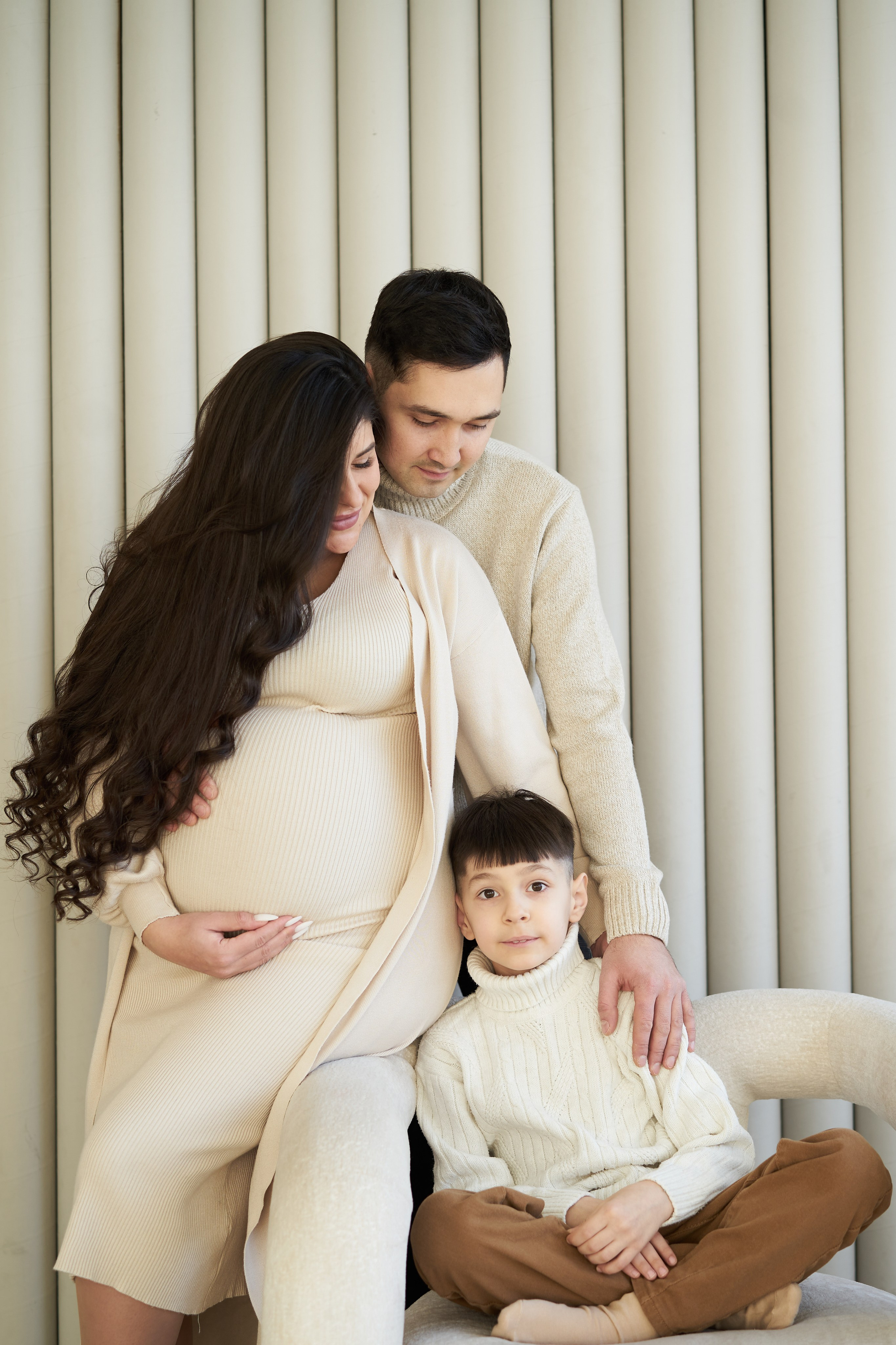 Фотосессия беременной с семьей в студии. Фотограф Екатеринбург Кокшарова Александра