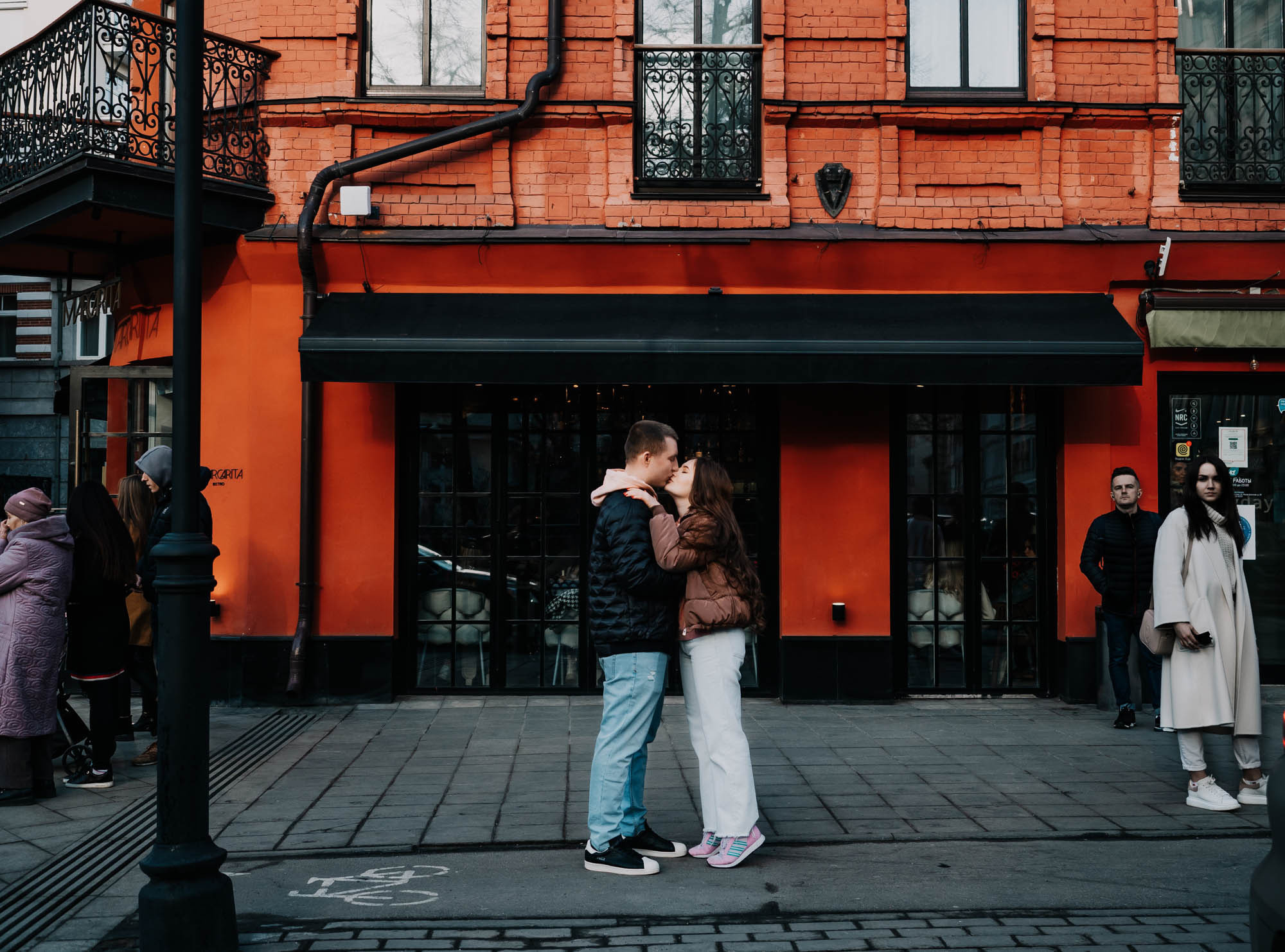 Love-story фотосессия в Москве на улице. Свадебный и семейный фотограф Ирина Чернова