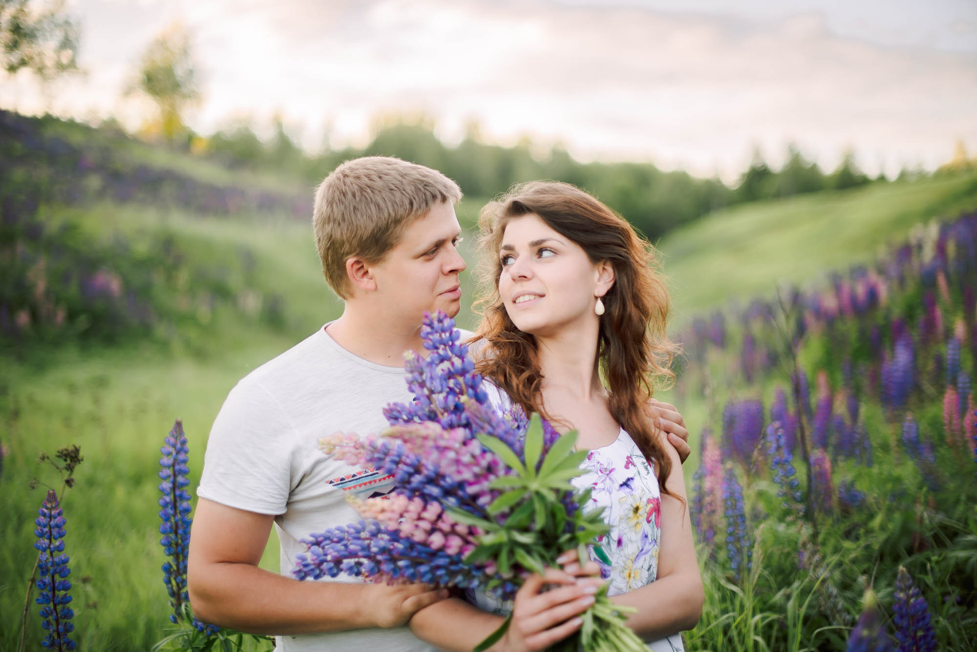 Love-story фотосессия в люпинах. Свадебный и семейный фотограф Ирина Чернова
