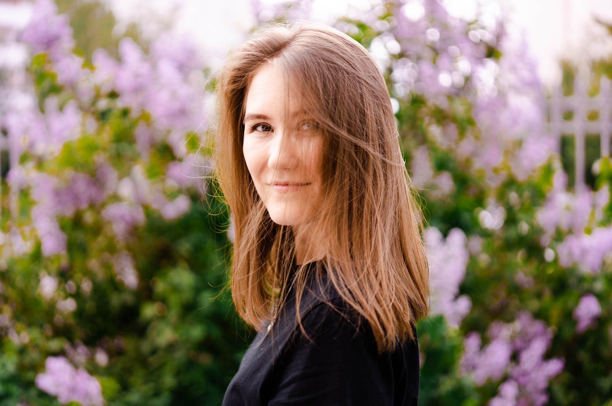 Портретная фотосессия в сирени. Свадебный и семейный фотограф Ирина Чернова