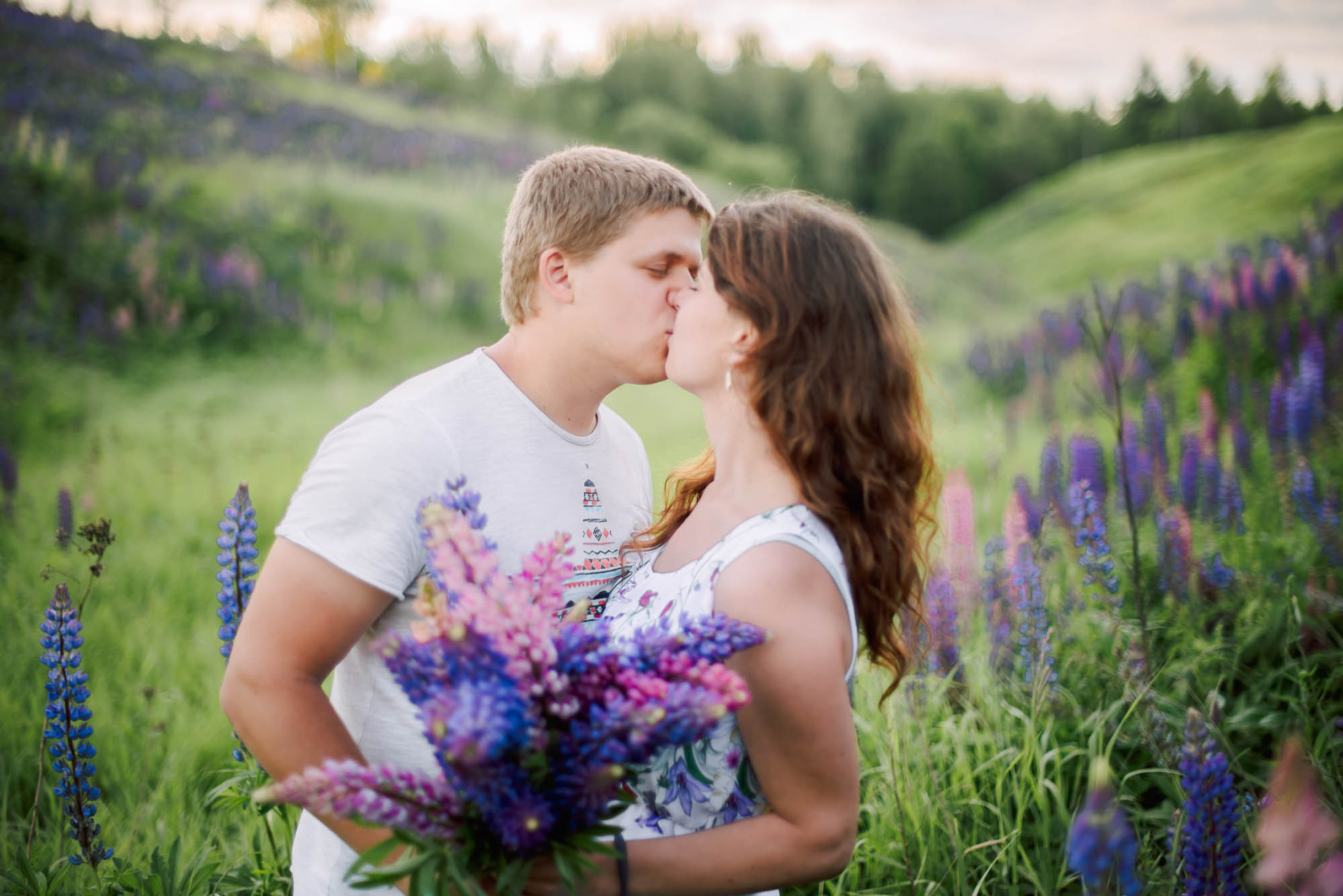 Love-story фотосессия в люпинах. Свадебный и семейный фотограф Ирина Чернова
