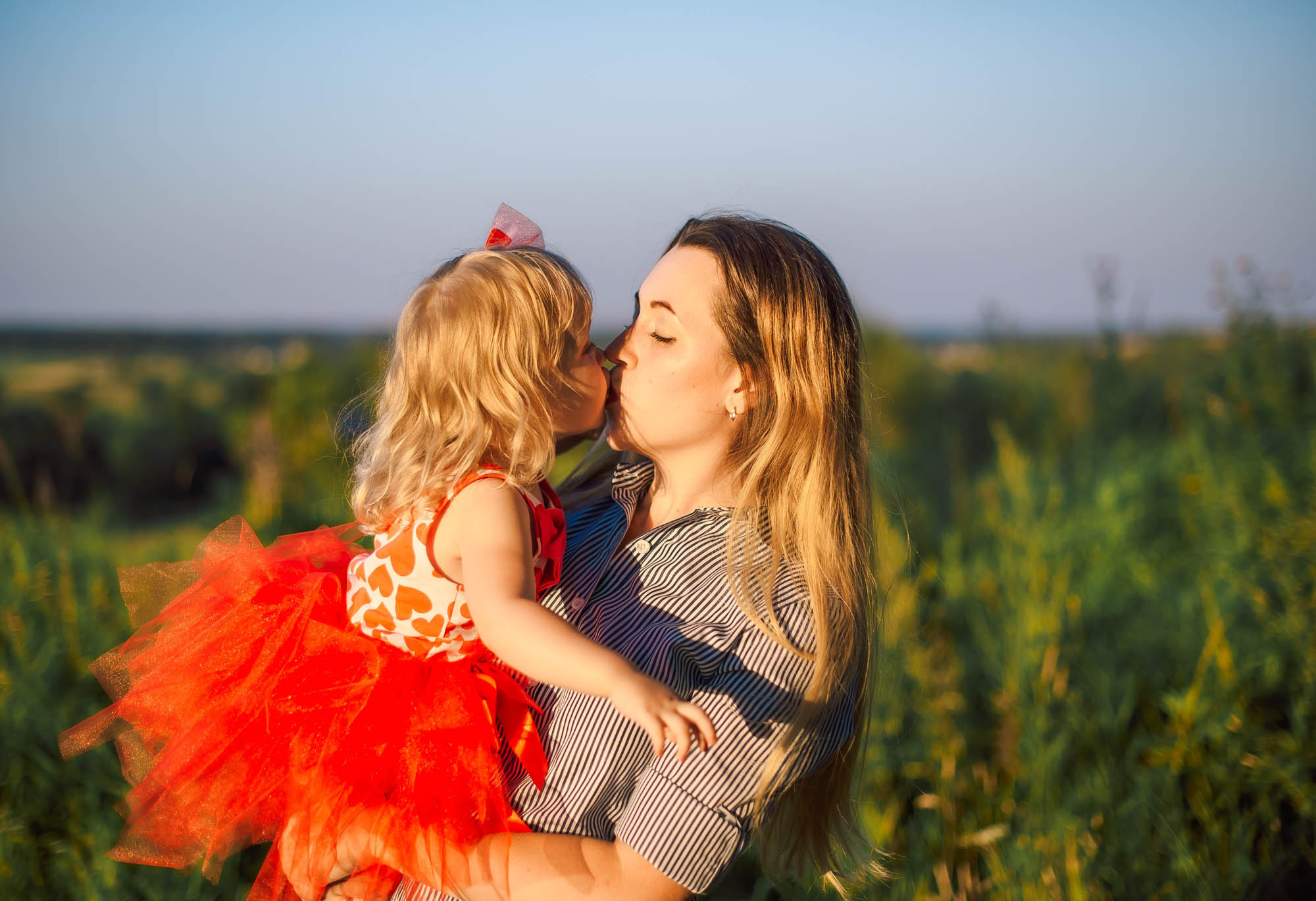 Семейная фотосессия милой пары с ребенком. Свадебный и семейный фотограф Ирина Чернова
