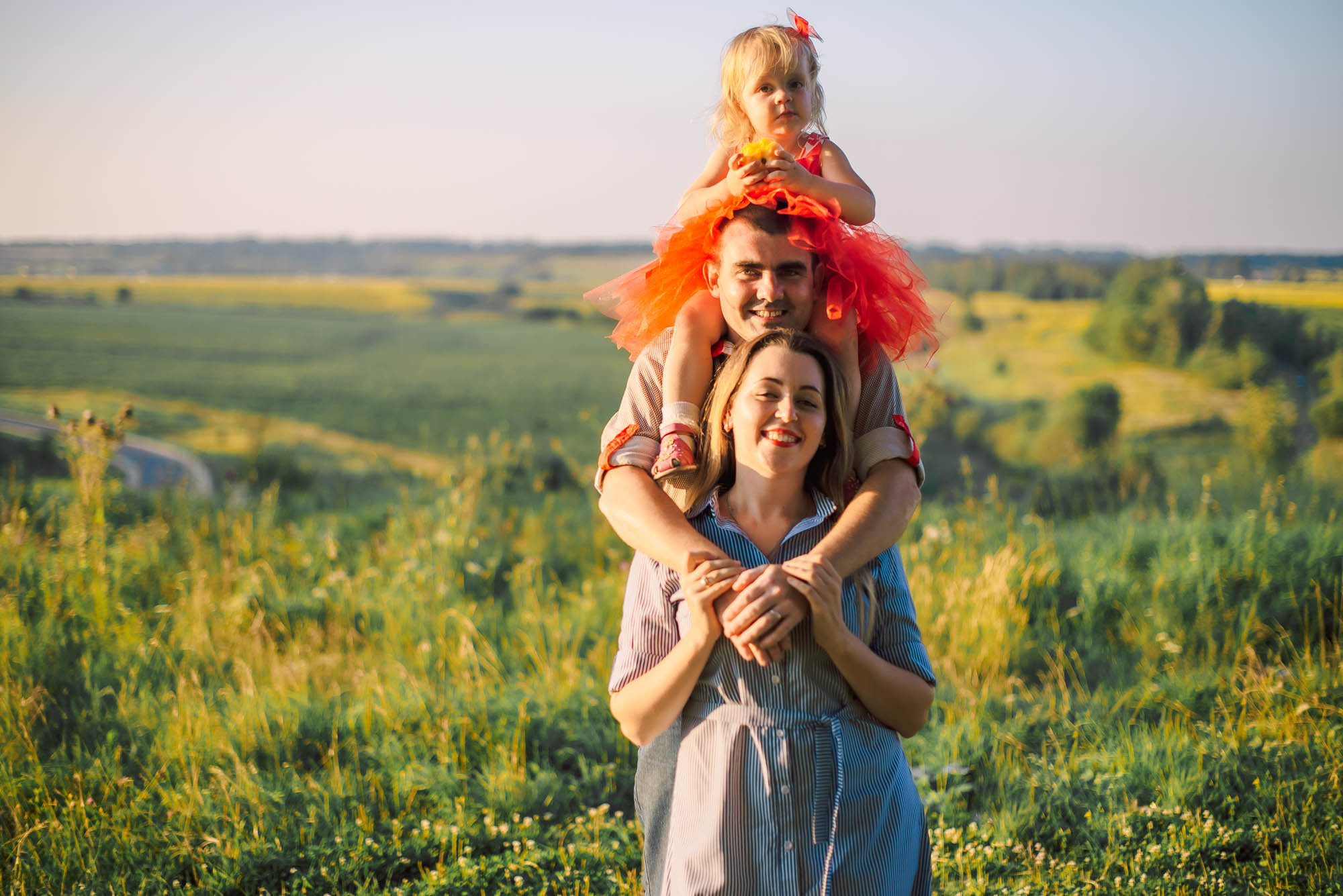 Семейная фотосессия милой пары с ребенком. Свадебный и семейный фотограф Ирина Чернова