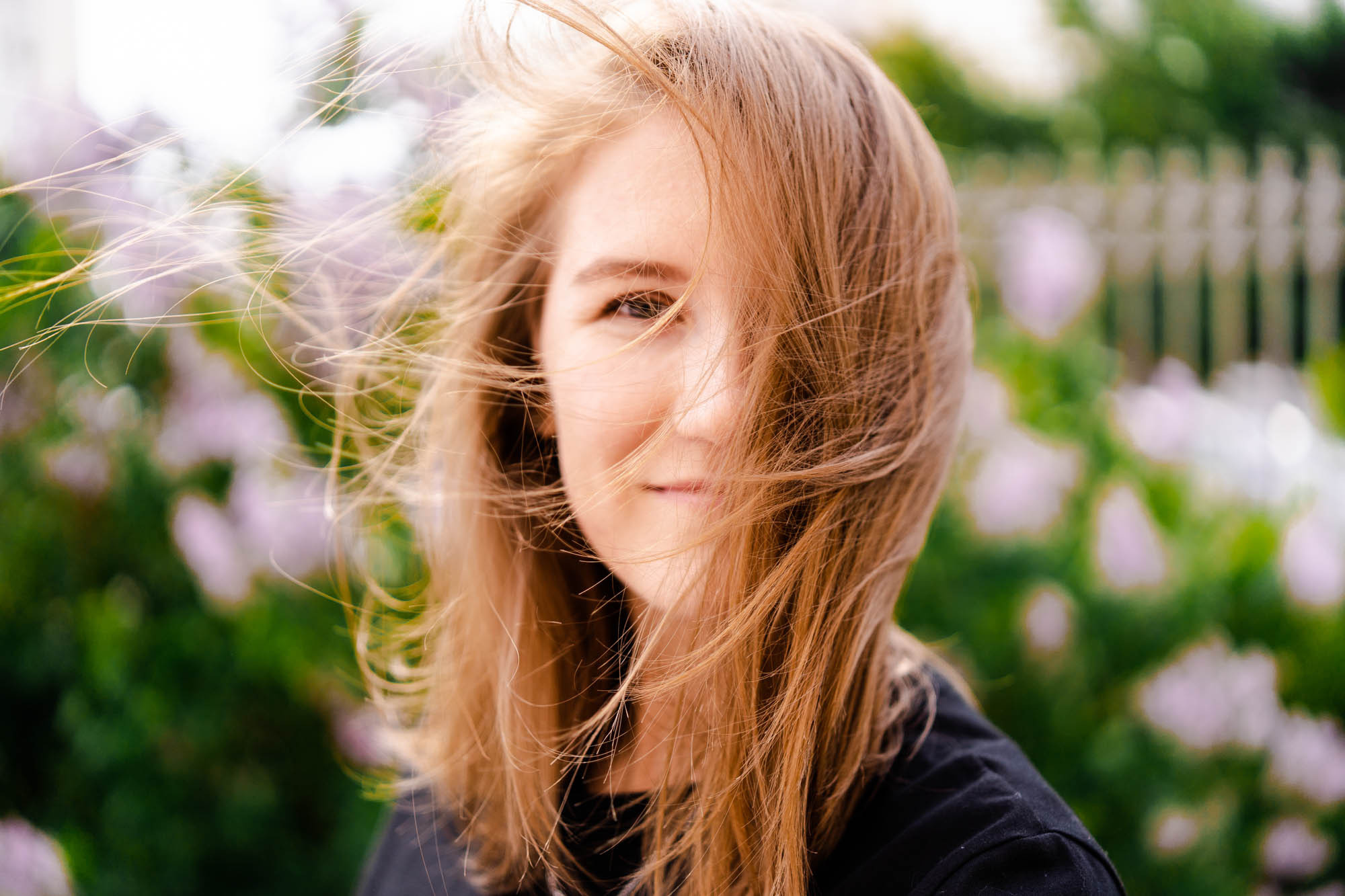 Портретная фотосессия в сирени. Свадебный и семейный фотограф Ирина Чернова