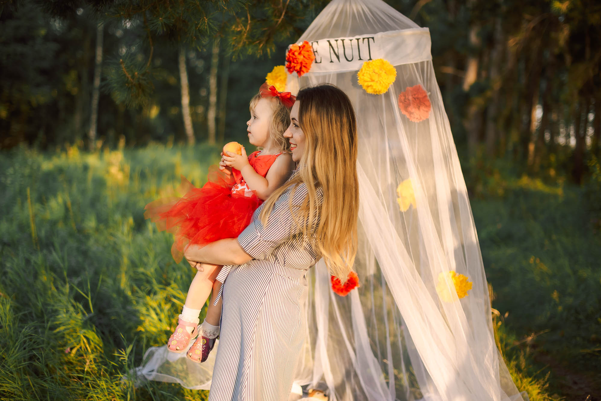 Семейная фотосессия милой пары с ребенком. Свадебный и семейный фотограф Ирина Чернова