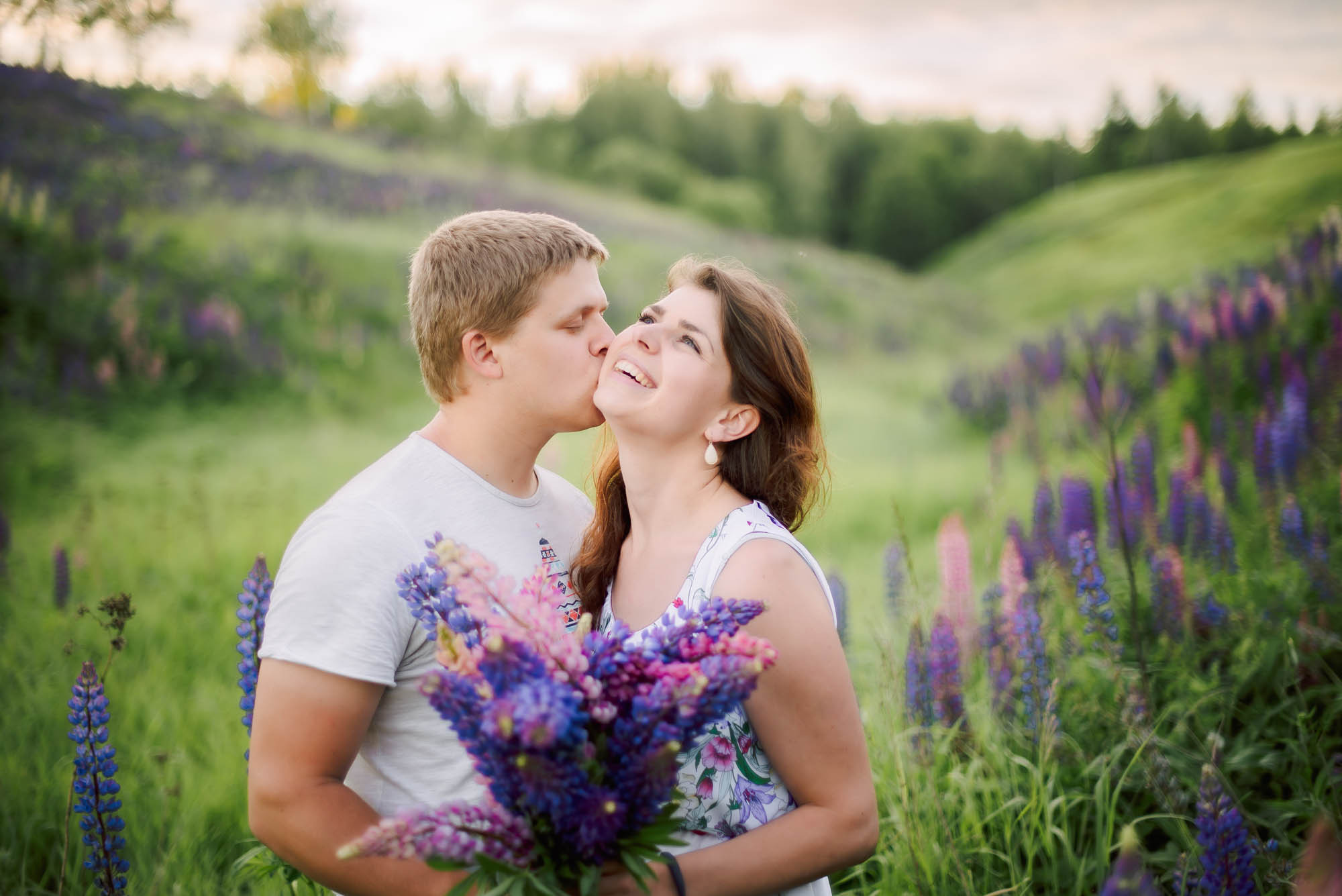 Love-story фотосессия в люпинах. Свадебный и семейный фотограф Ирина Чернова