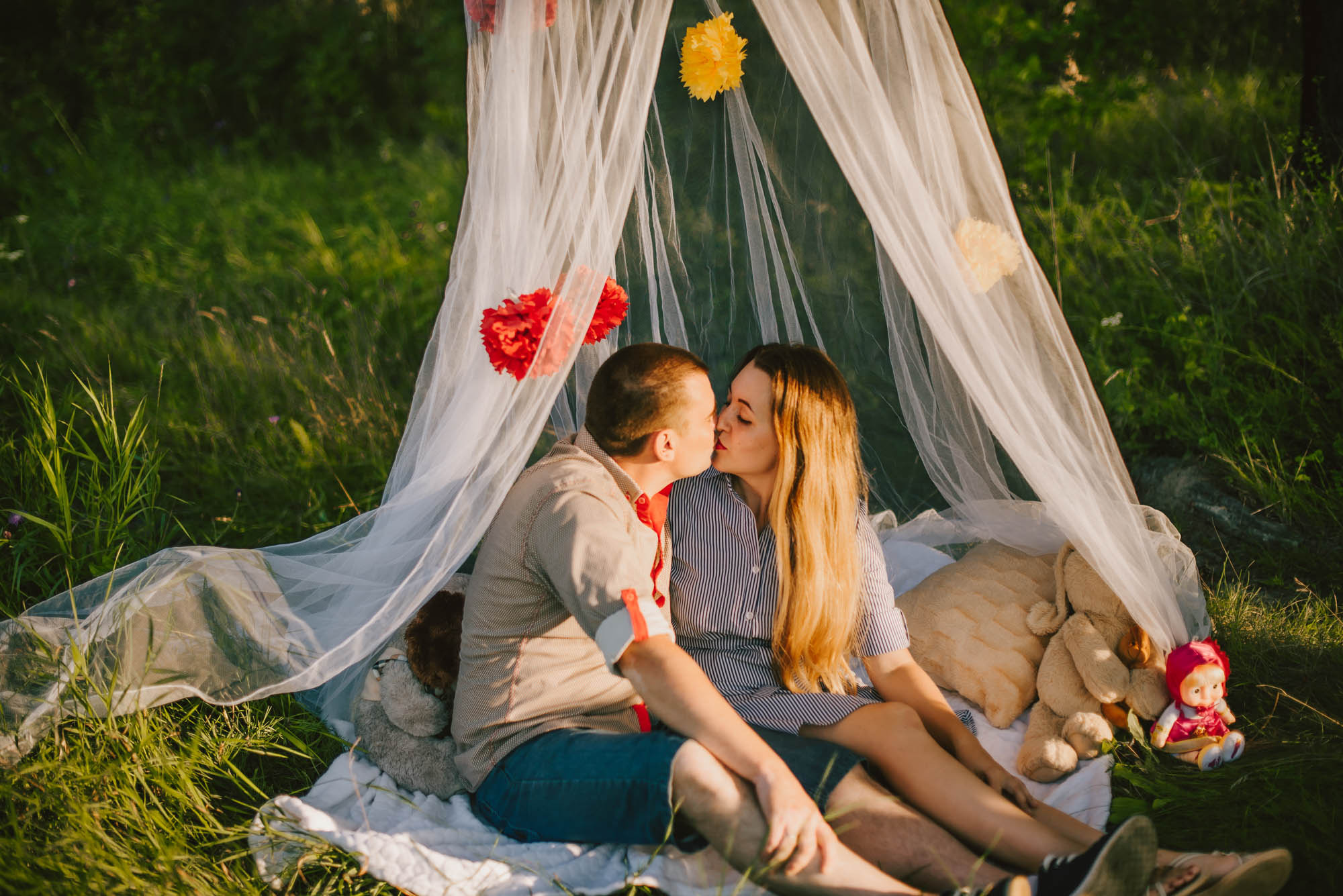 Семейная фотосессия милой пары с ребенком. Свадебный и семейный фотограф Ирина Чернова