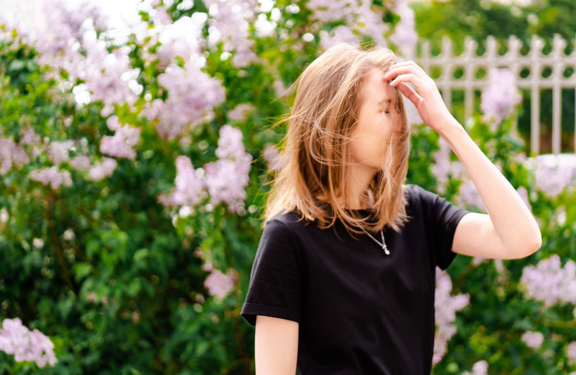 Портретная фотосессия в сирени. Свадебный и семейный фотограф Ирина Чернова