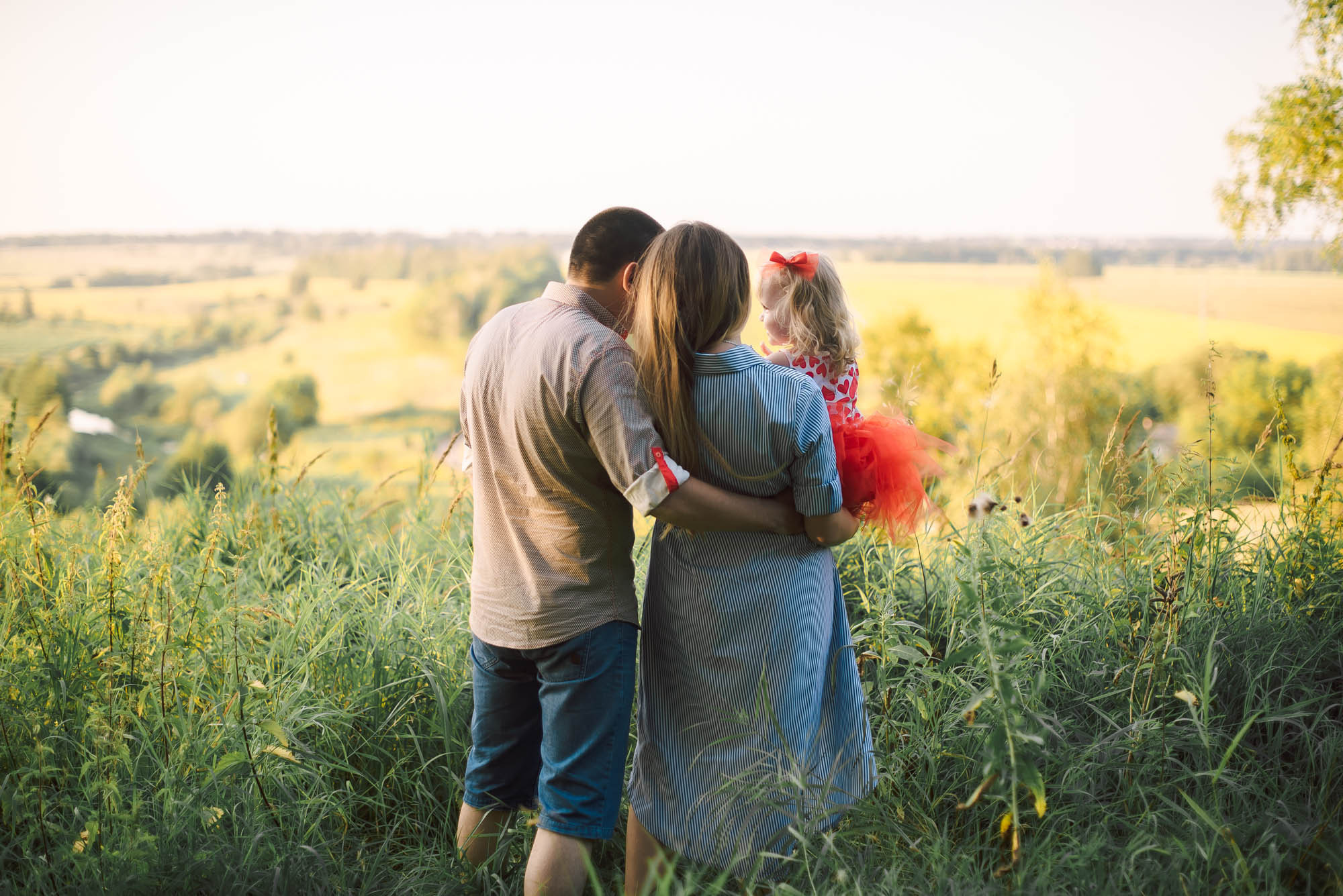 Семейная фотосессия милой пары с ребенком. Свадебный и семейный фотограф Ирина Чернова