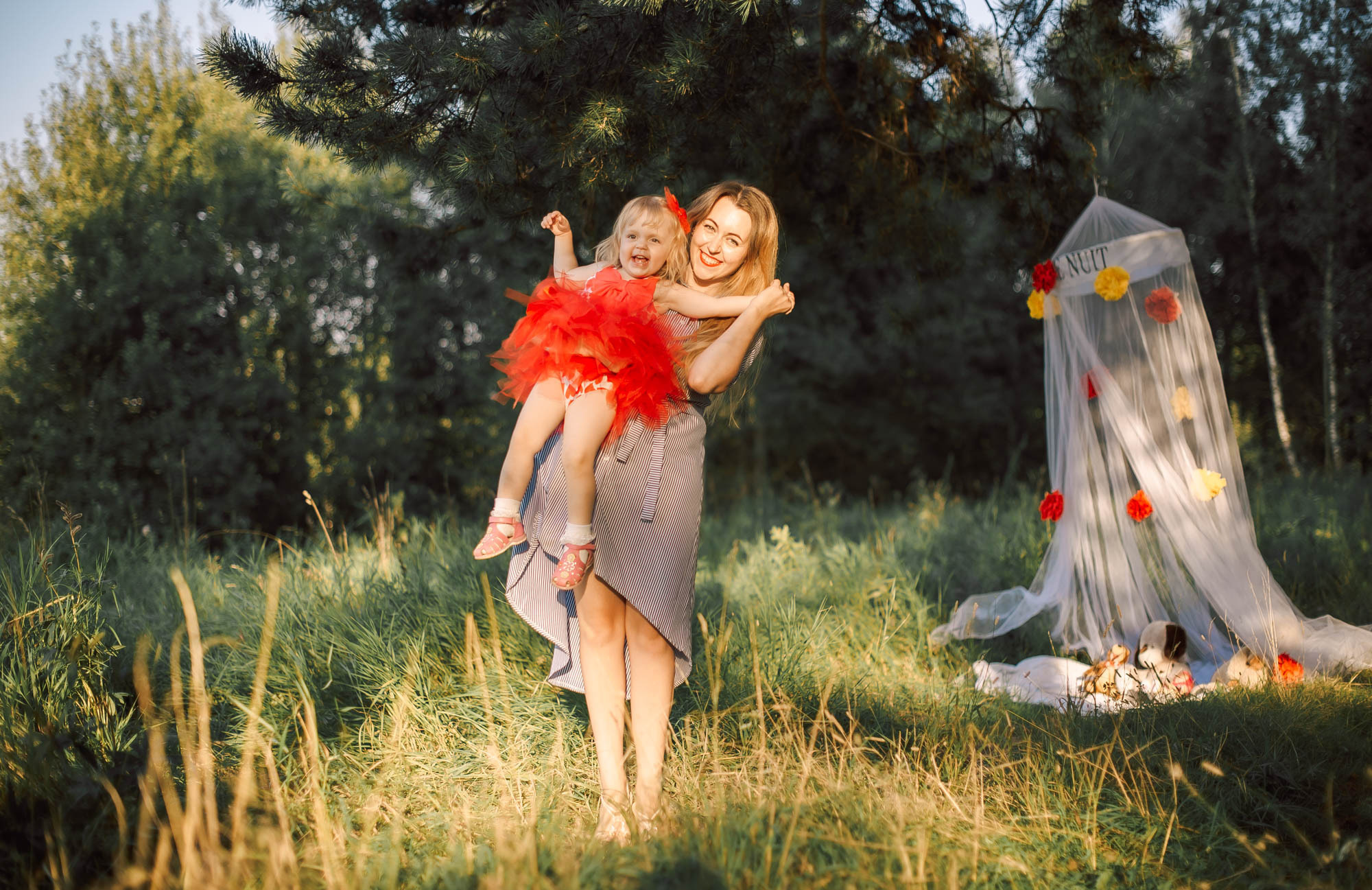 Семейная фотосессия милой пары с ребенком. Свадебный и семейный фотограф Ирина Чернова