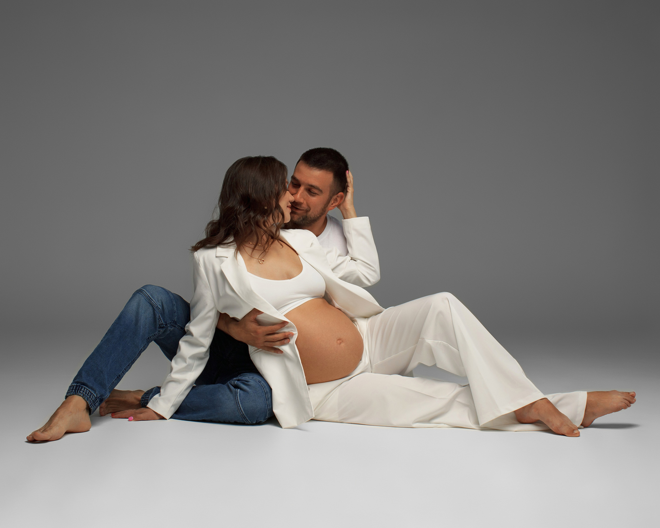 Совместная фотосессия беременности, беременная девушка с супругом. Фотограф беременности в Тюмени Любовь Докучаева