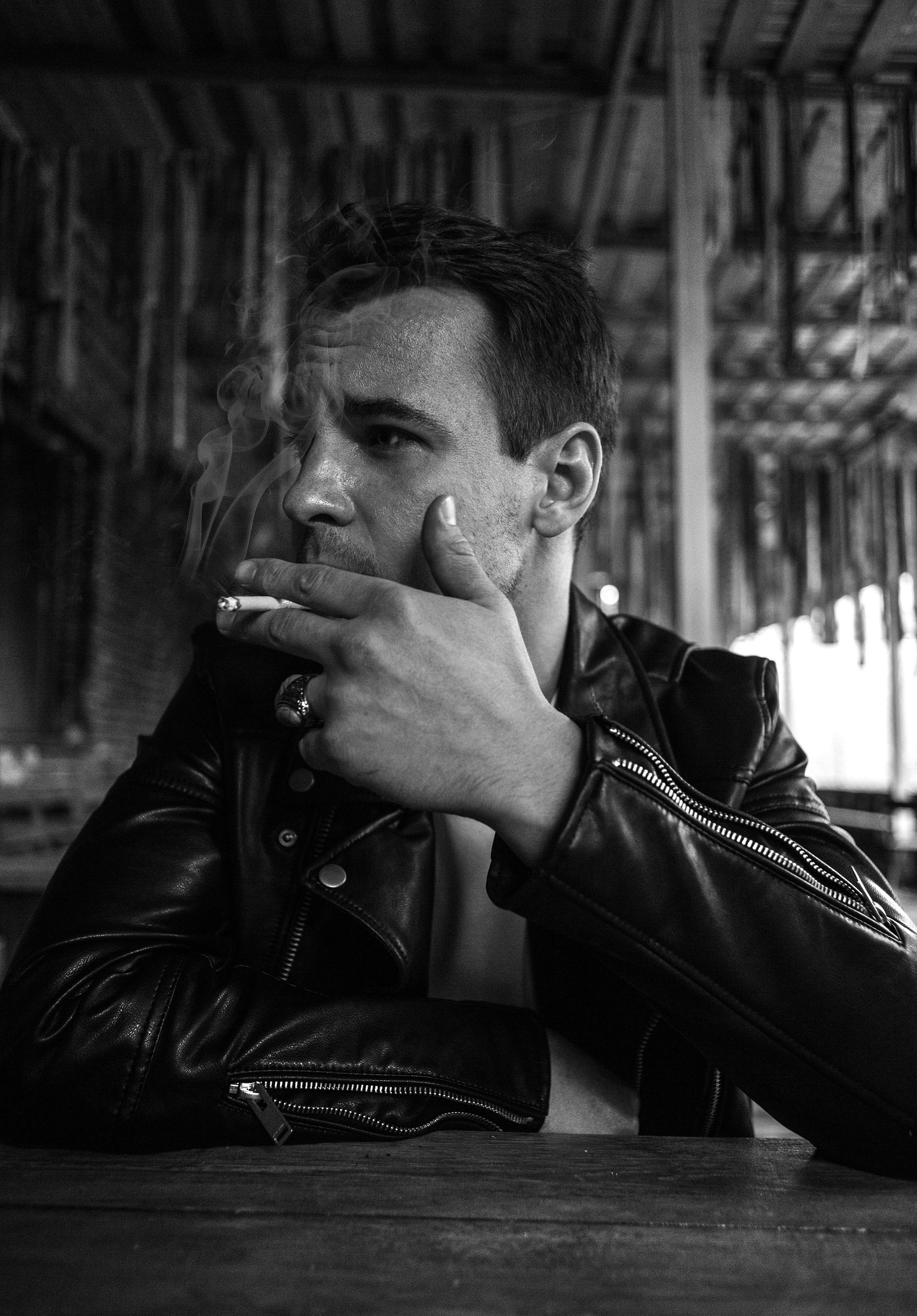 фотосессия мужчины на улице в кожанке Казань, съемка мужчины с сигаретой, мужской портрет с сигаретой 