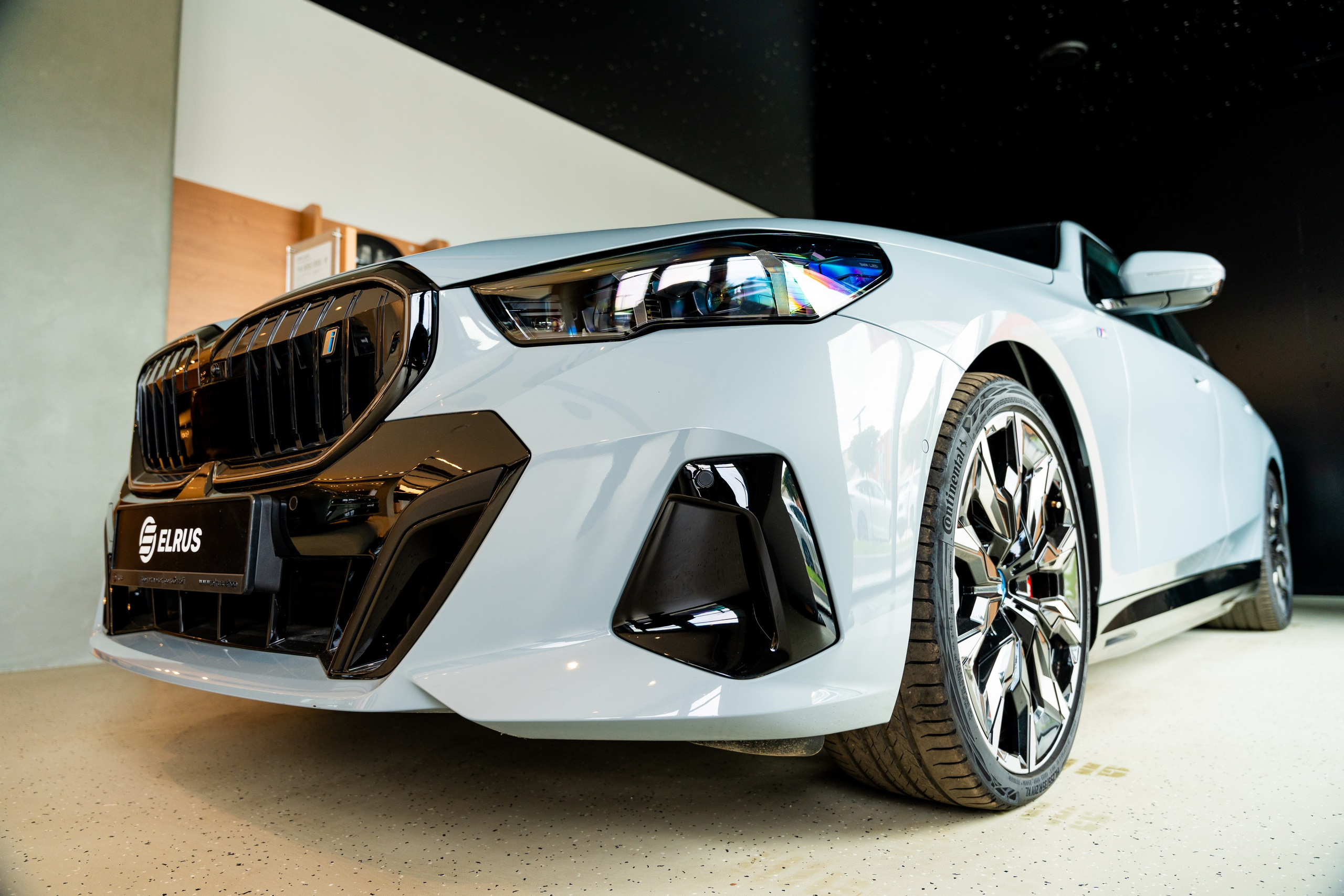 Интерьерная фотосъемка автосалона Elrus в Краснодаре. Zeekr, LiXiang Профессиональная фотосъемка интерьера премиум-автосалона в Краснодаре. Шедевры для Вас! Фотограф и Видеограф в Краснодаре Пахиев Руслан