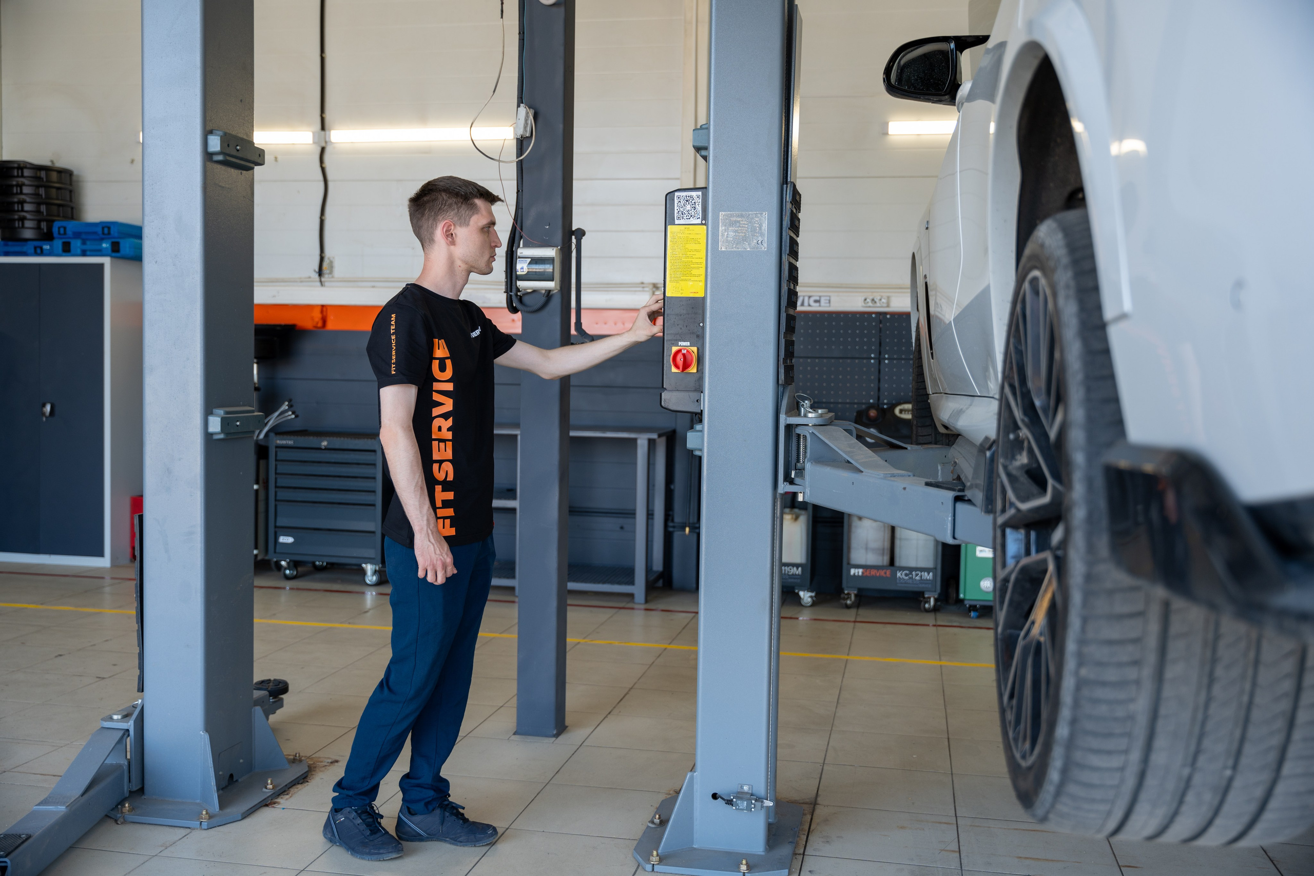 Интерьерная фотосъемка автосервиса Fit Service в Краснодаре — сеть СТО Профессиональная фотосъемка интерьера техцентра в Краснодаре. Шедевры для Вас! Фотограф и Видеограф в Краснодаре Пахиев Руслан