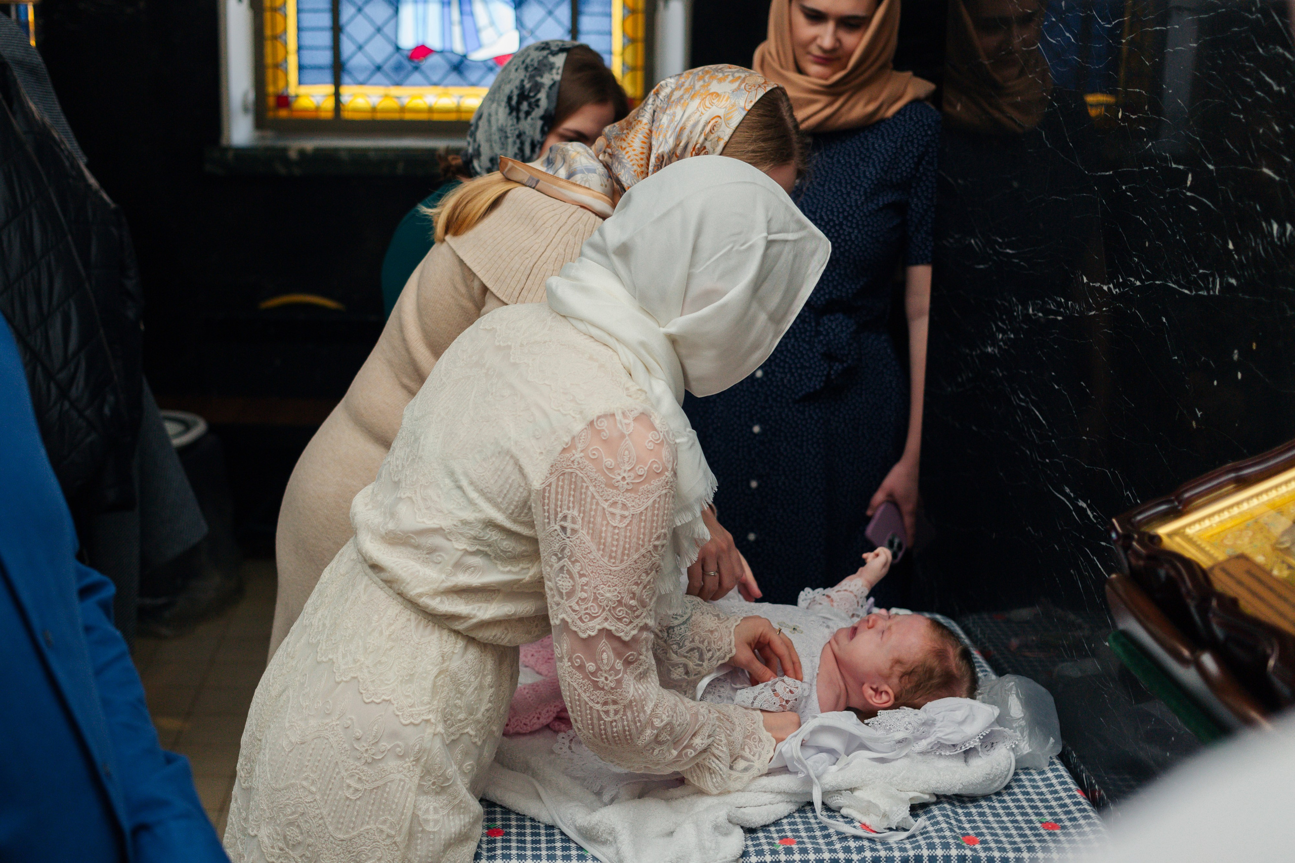 в каком храме лучше крестить ребенка — атмосфера, расположение, правила, Современная крестильная купель для полного погружения. На что обратить внимание при выборе храма, Вместительный и светлый зал храма — ключевой фактор при выборе места для крещения с большим числом гостей, купель в храме Невского района Санкт-Петербурга
