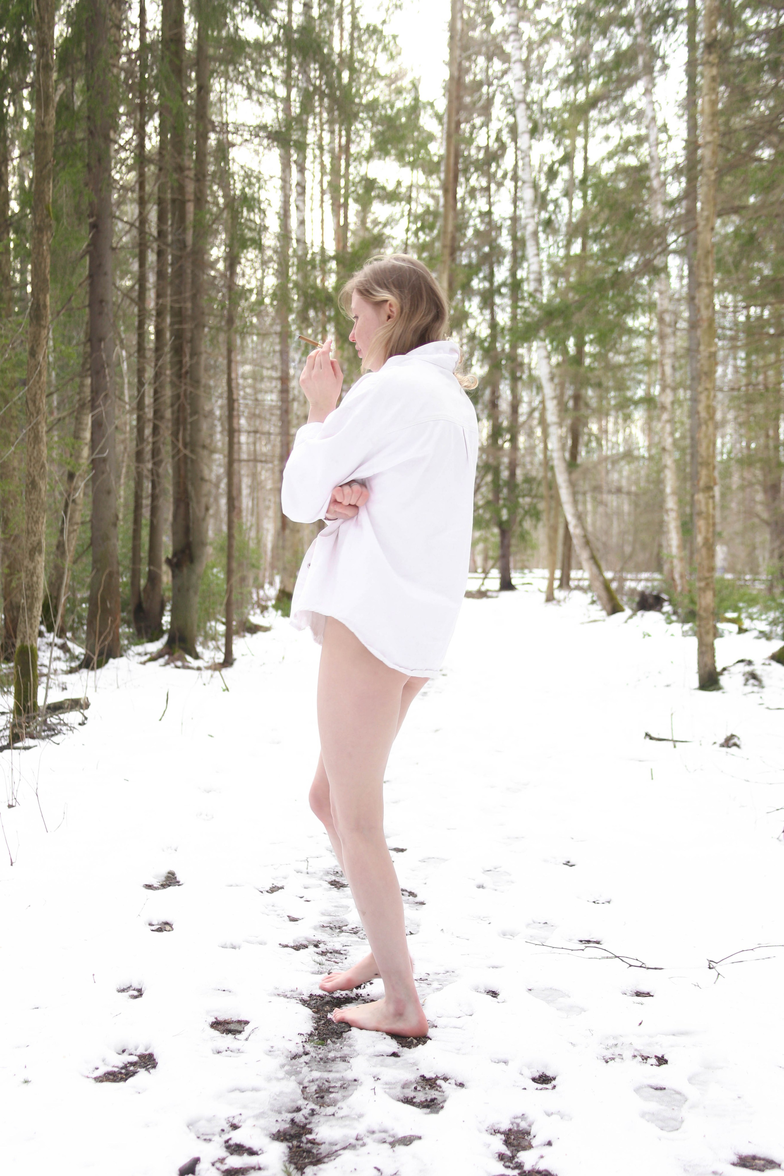 Диана на снегу босиком. Фотограф Пермь. Фотосессия в фотостудии Перми и на свежем воздухе