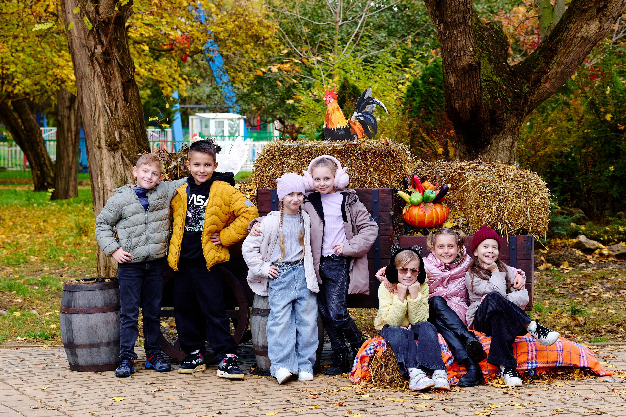 Прогулка в парке классом. Фотограф Выпускные альбомы Таганрог Сергей Коробченко